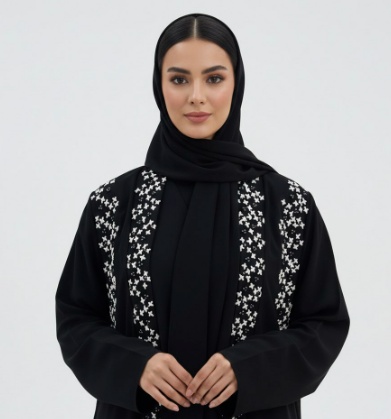  عباية باللون الأسود موديل كلوش بشك وتطريز راق 