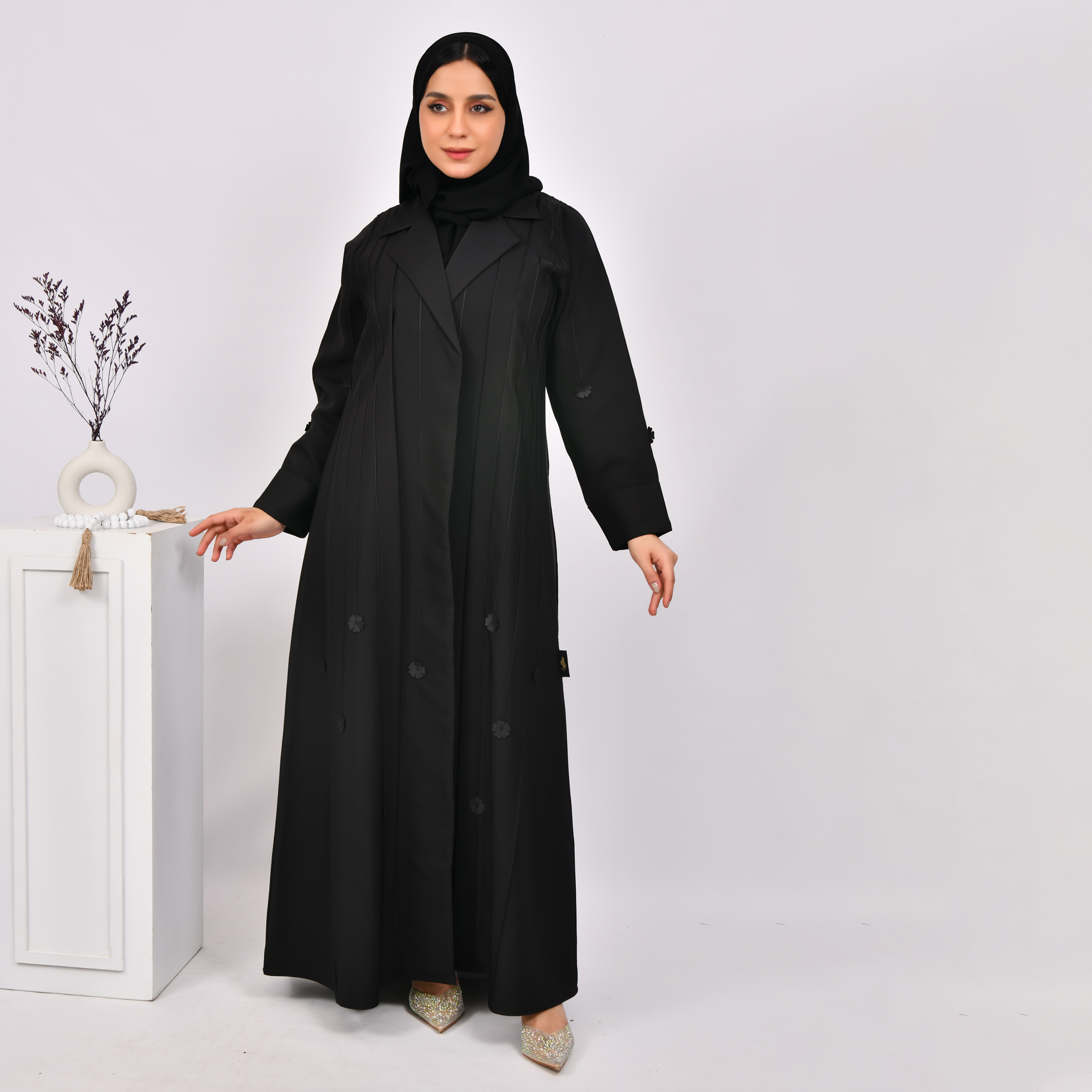 عباية سوداء ربع كلوش بقصة رسمية مزينة بقيطان وزهور سوداء 