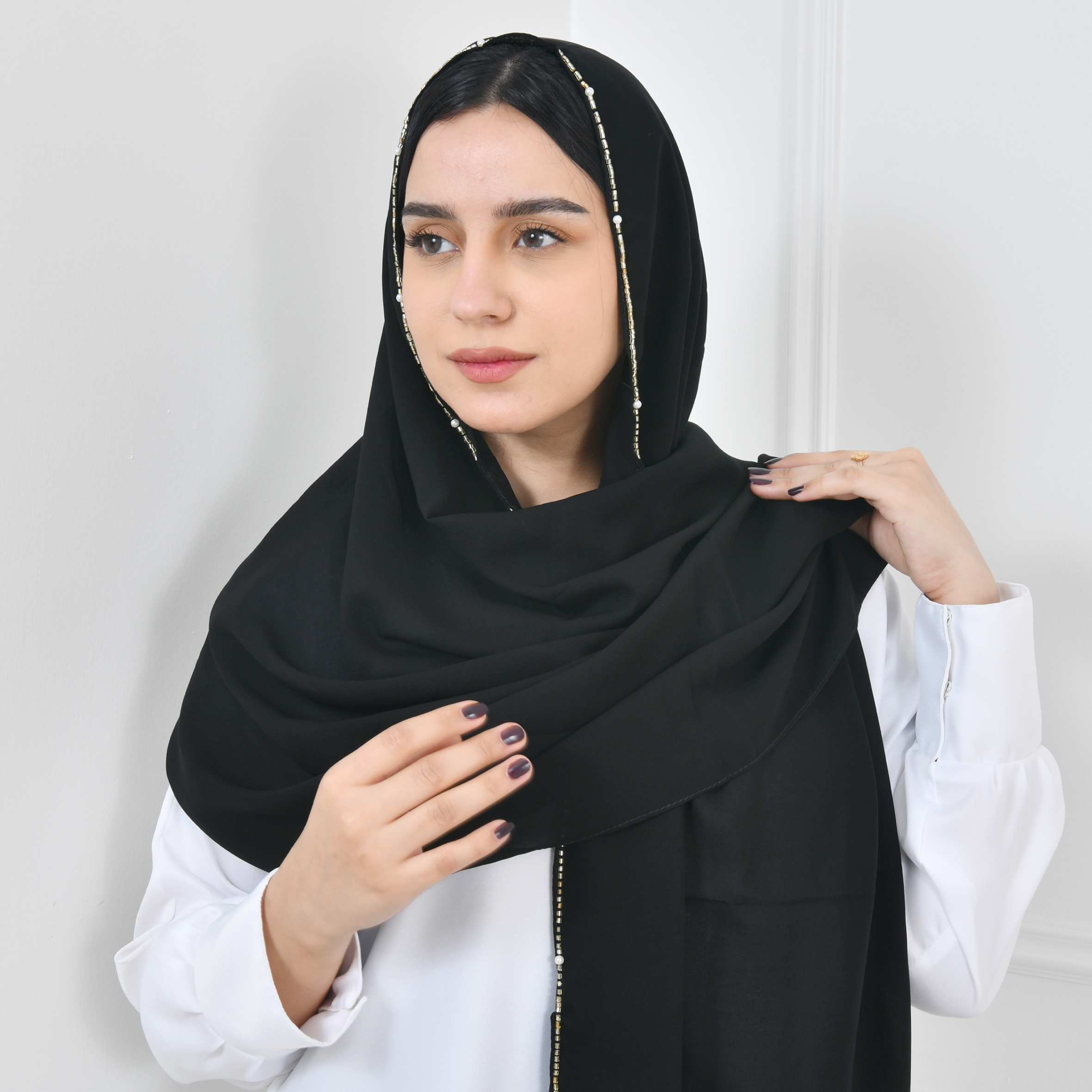  طرحه حرير سوداء بحافة مزينة بشك ابيض مع اللؤلؤ 
