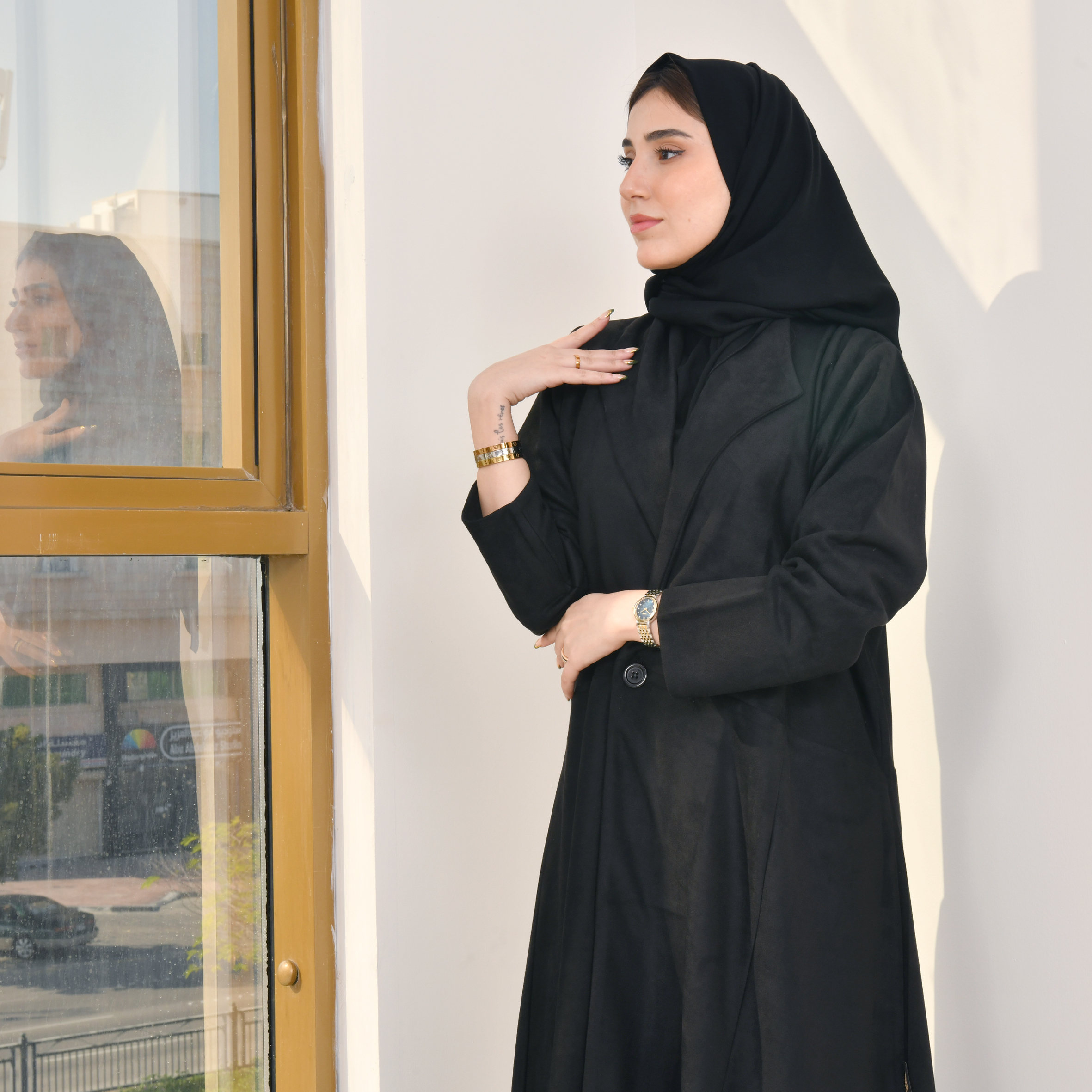  عباية شتوية سوداء موديل بليزر مغلقة بأزرار من قماش الشاموا بقصه ربع كلوش  
