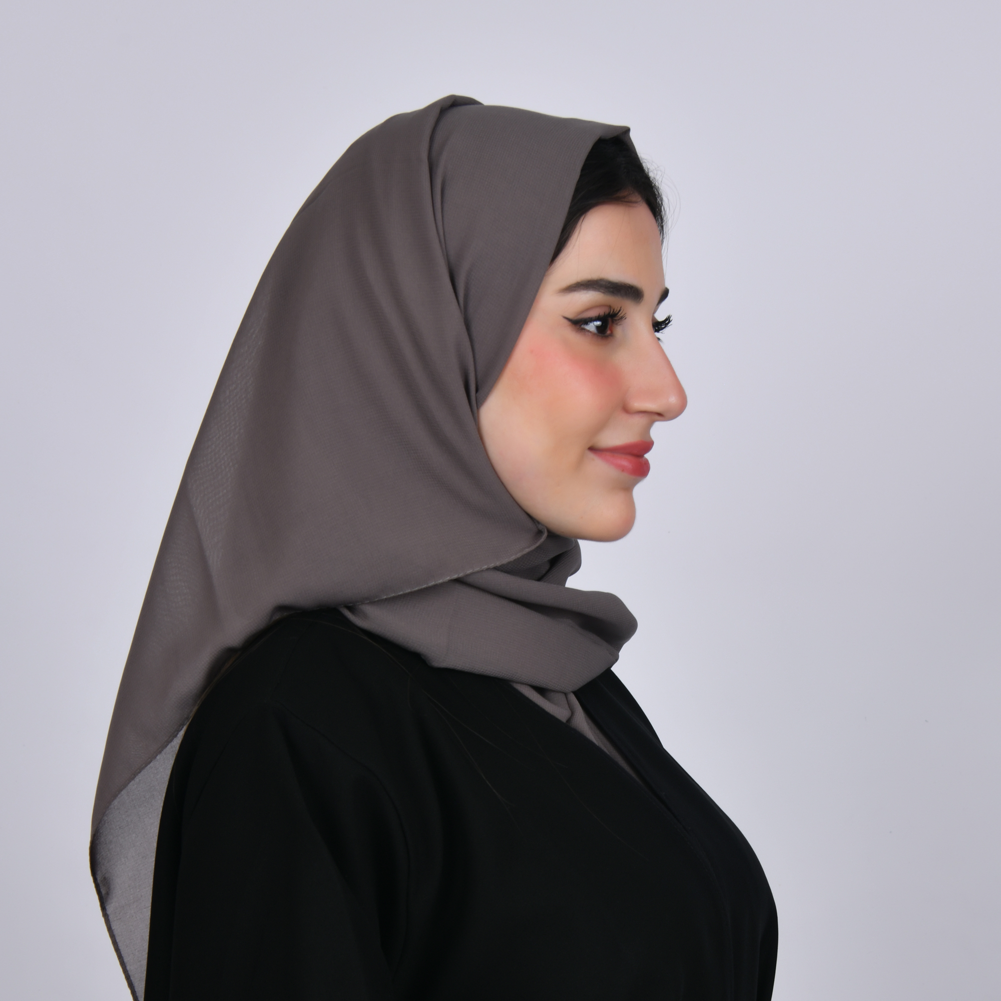  طرحه حرير بلون رمادي  بني 