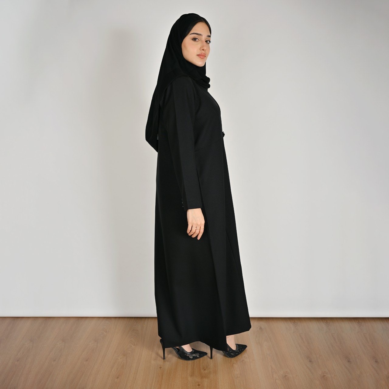  عباية رسمية سوداء مزينة بزر اغلاق كرستالي 