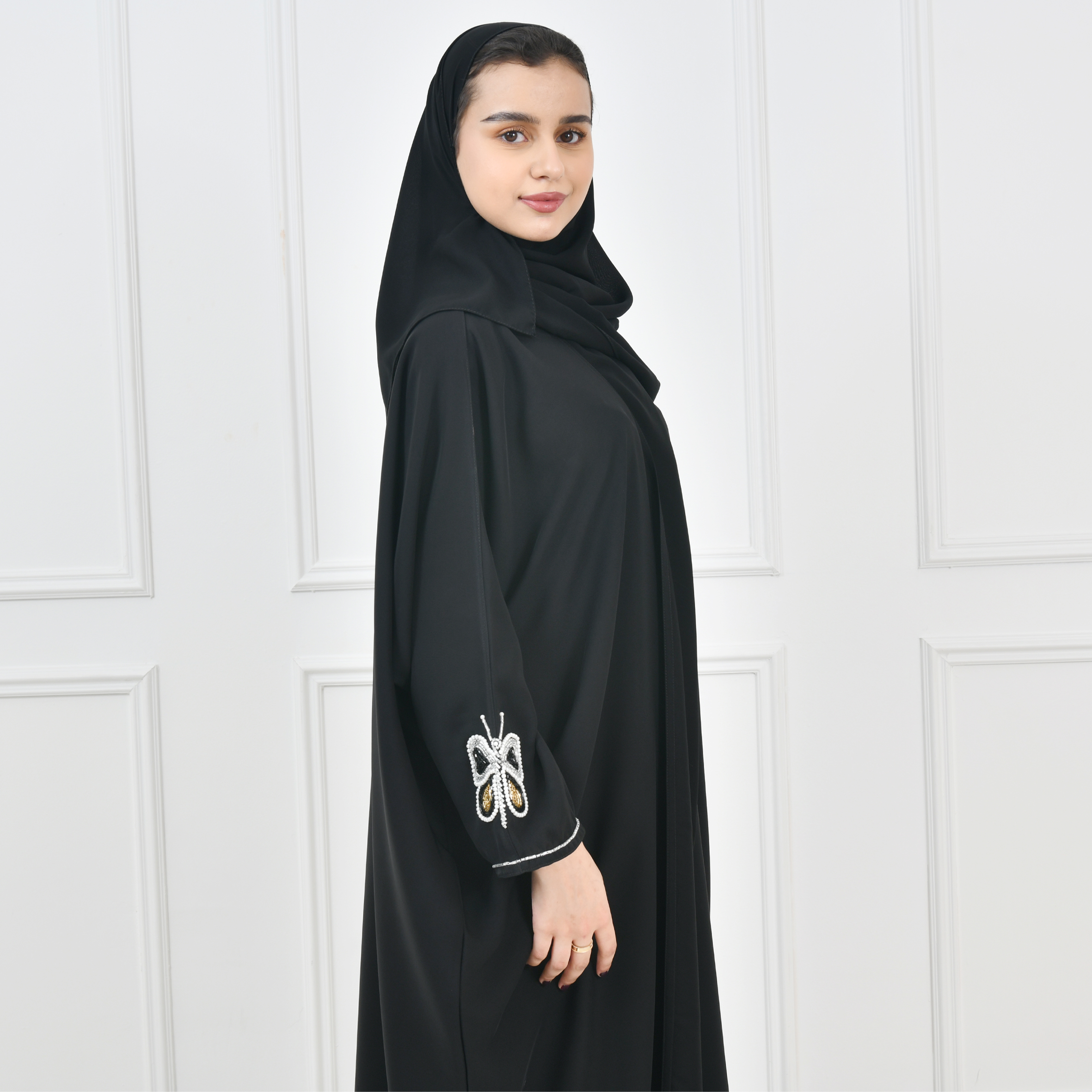  عباية بناتية نص بشت بأكمام مزينة بشك على شكل فراشة  