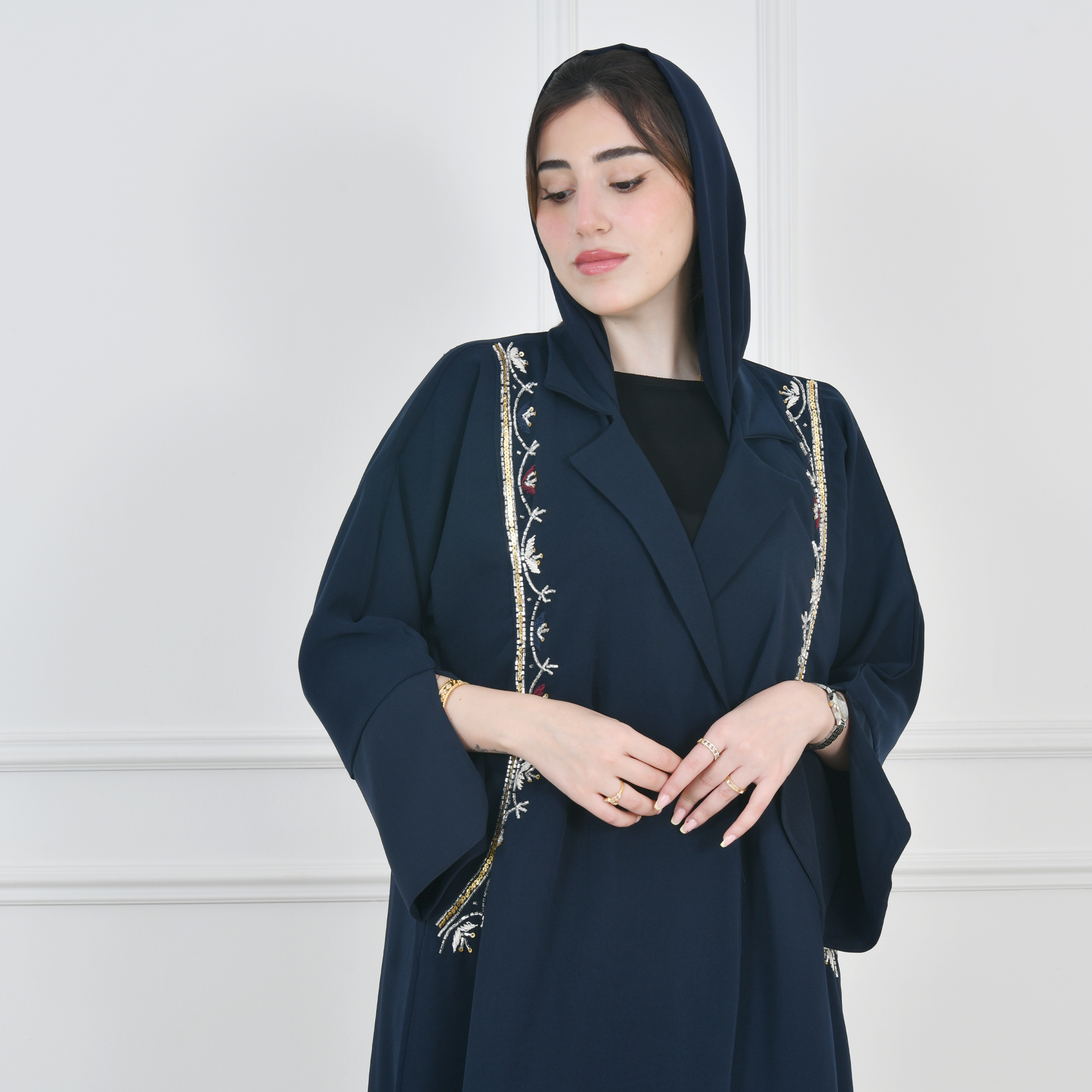  عباية لف كحلية بشك وتطريز زاهي على جانبي العباية بأكمام مفتوحة 