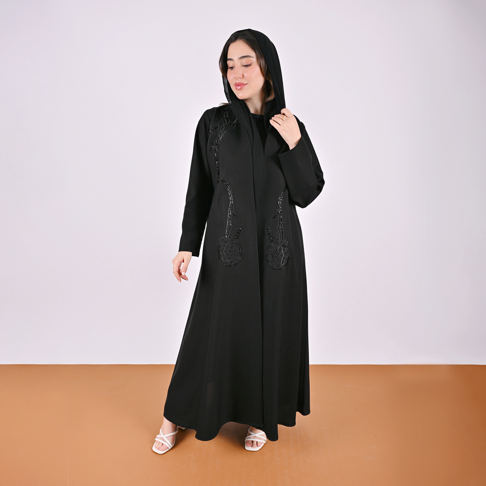  عباية روزا سوداء مزينة بشك وتطريز راقي 