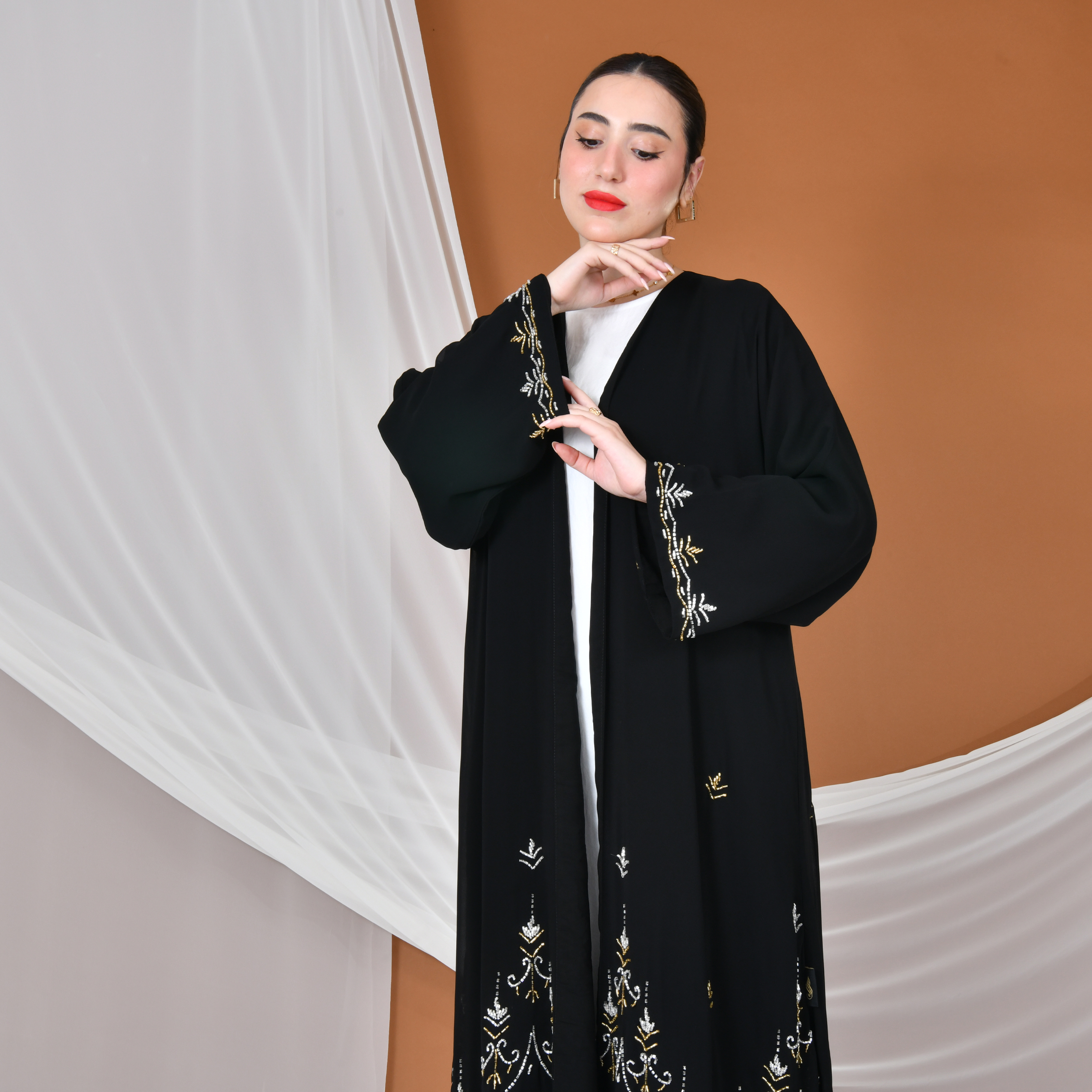  عباية راقية لف سوداء ربع كلوش مزينة بشك فضي وذهبي 