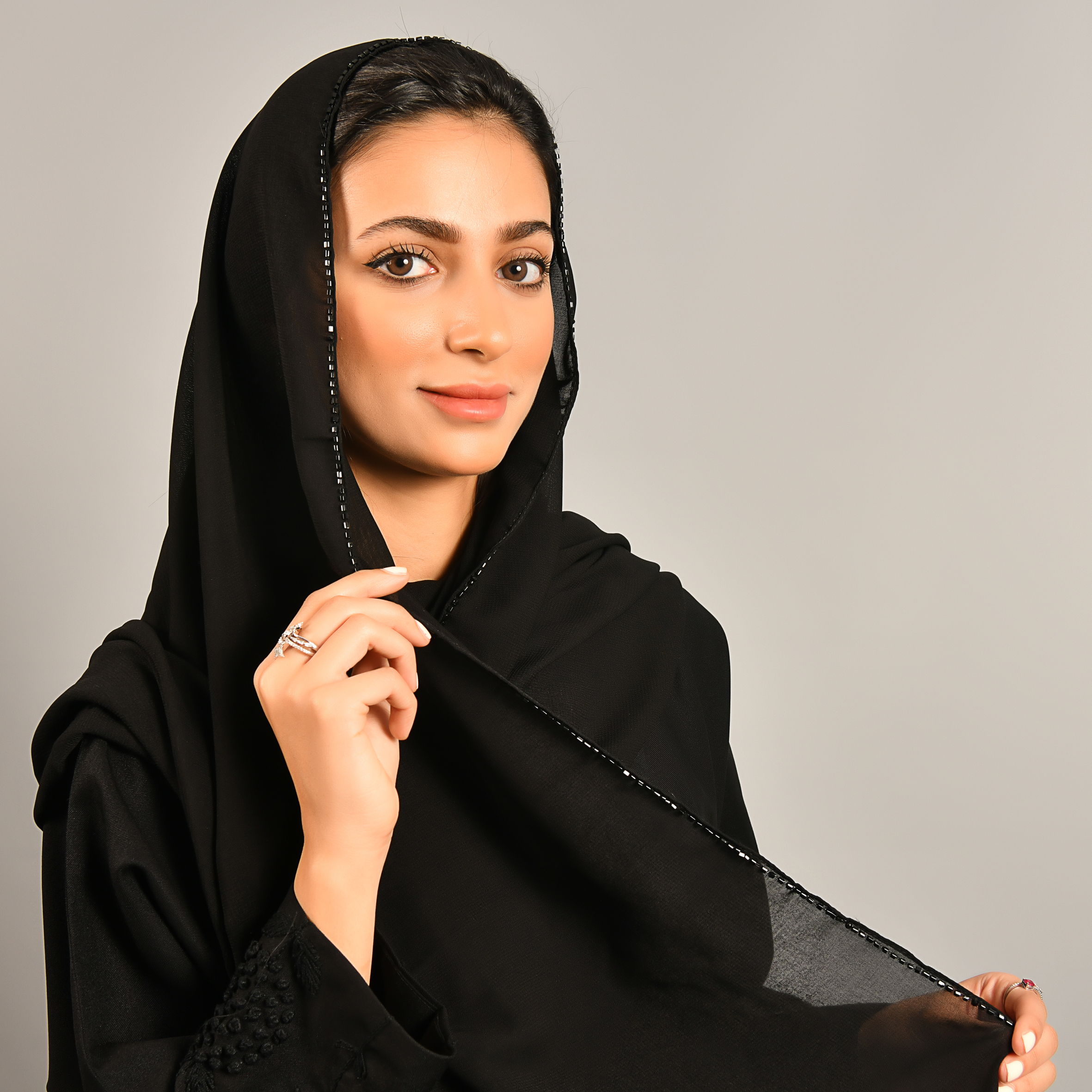  طرحه سوداء بشك أسود  على الحواف 