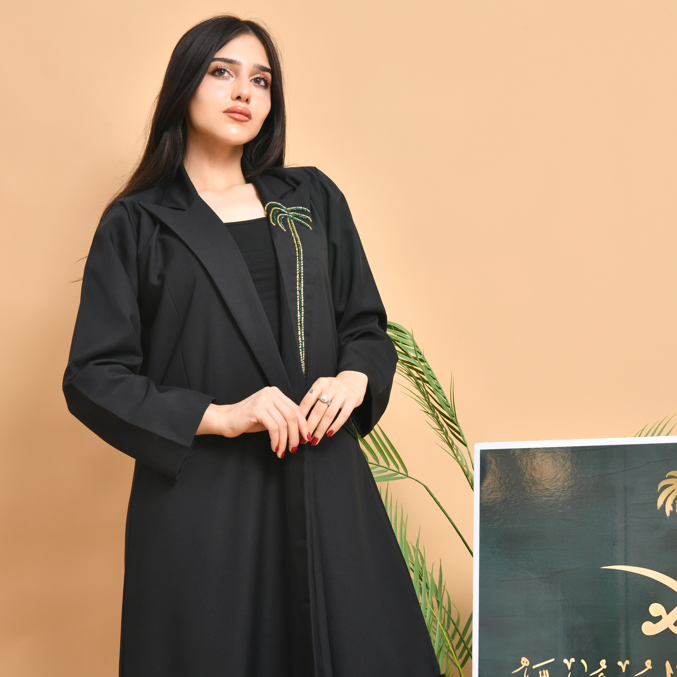  بليزر راقي باللون الأسود مع كتافيات و بطانة داخلية مزينة بشك يدوي على الياقة وجيوب بارزة  