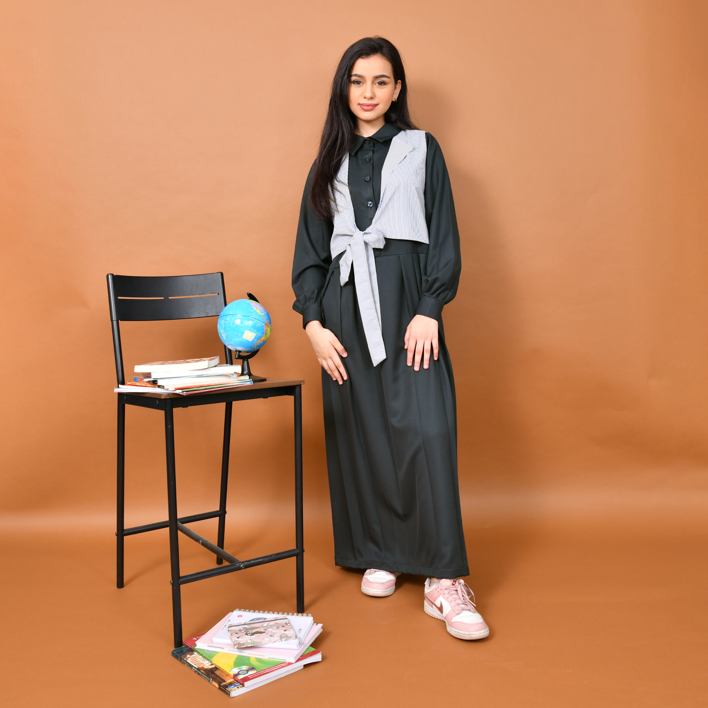  مريول أنيق بأكمام طويلة وياقة رسمية مرفق مع فيست مخطط بربطة لإطلالة عصرية ومميّزة- متوسط(زيتي) 