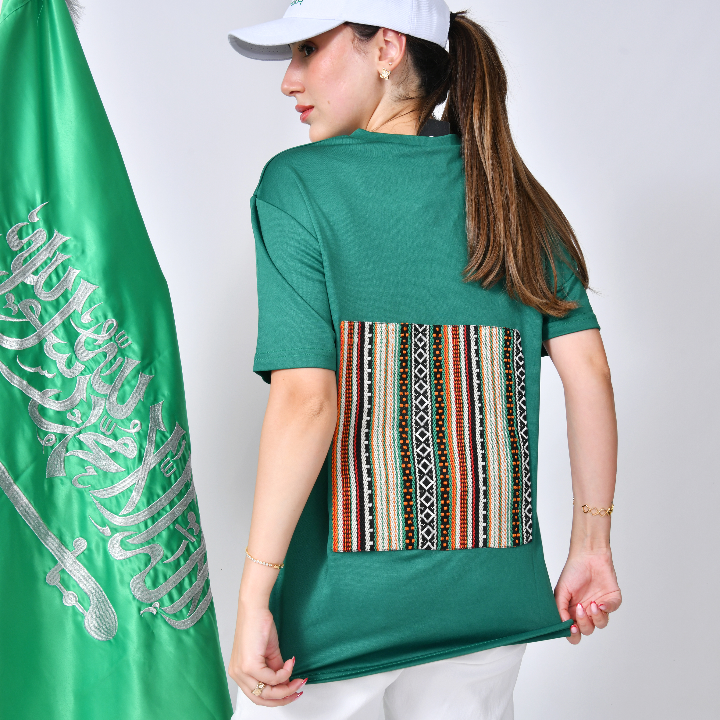  تيشيرت أخضر بتطريز شعار عزنا بطموحنا مع سدو من الخلف  