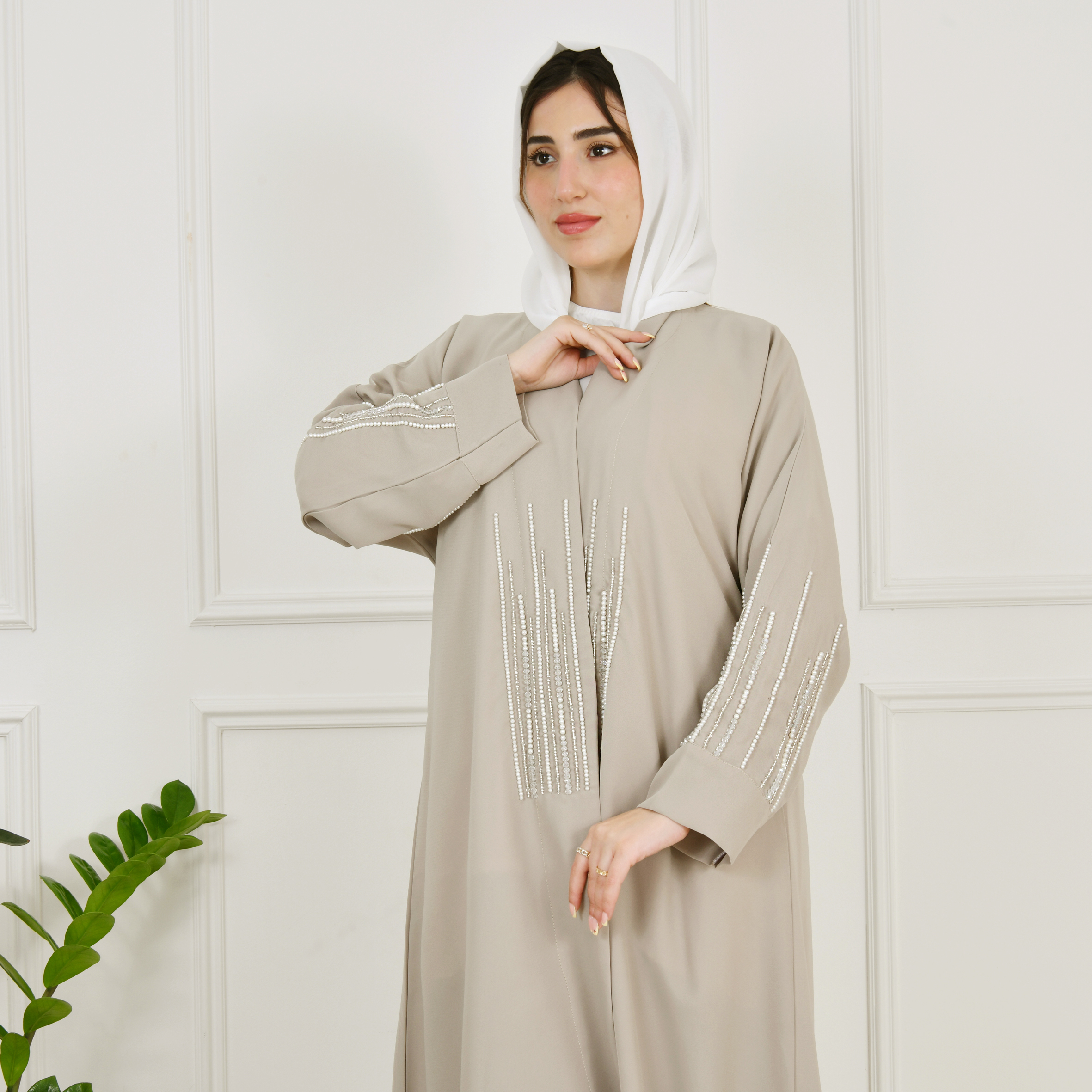  عباية لف بيج مزينة بالكريستال و اللؤلؤ  