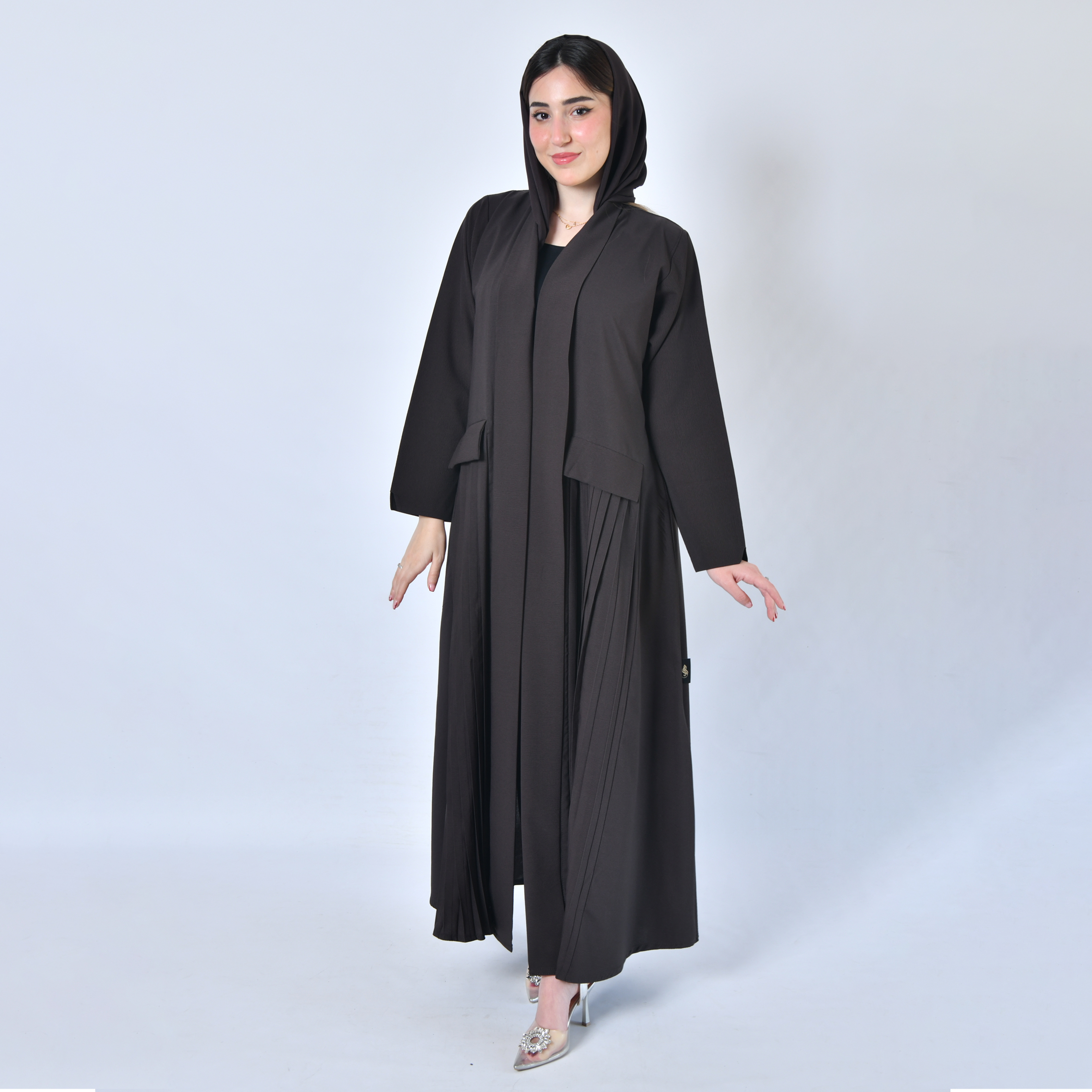  عباية لف ربع كلوش باللون البني بكسرات على جانبي العباية  