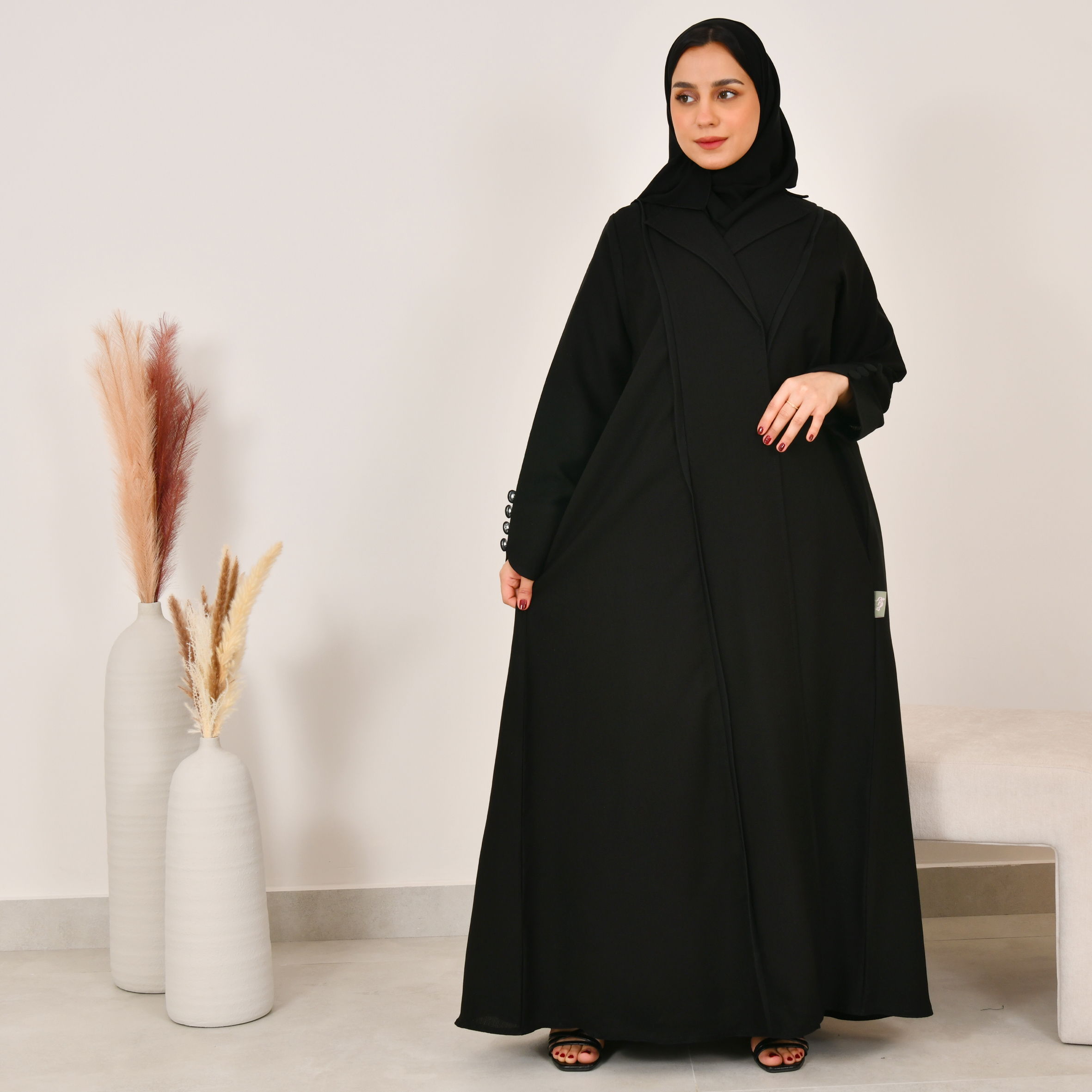  عباية بليزر ربع كلوش مزين بأزرار على الاكمام 