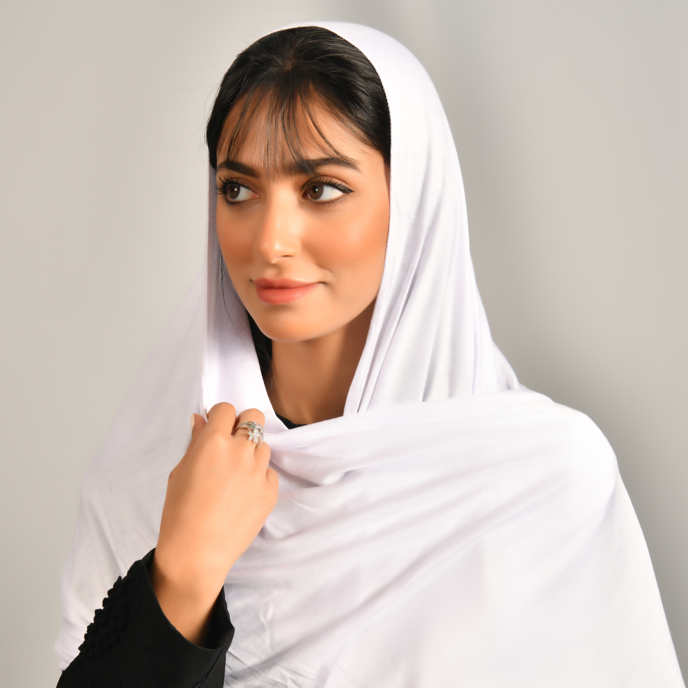  طرحه قطنية بلون أبيض 