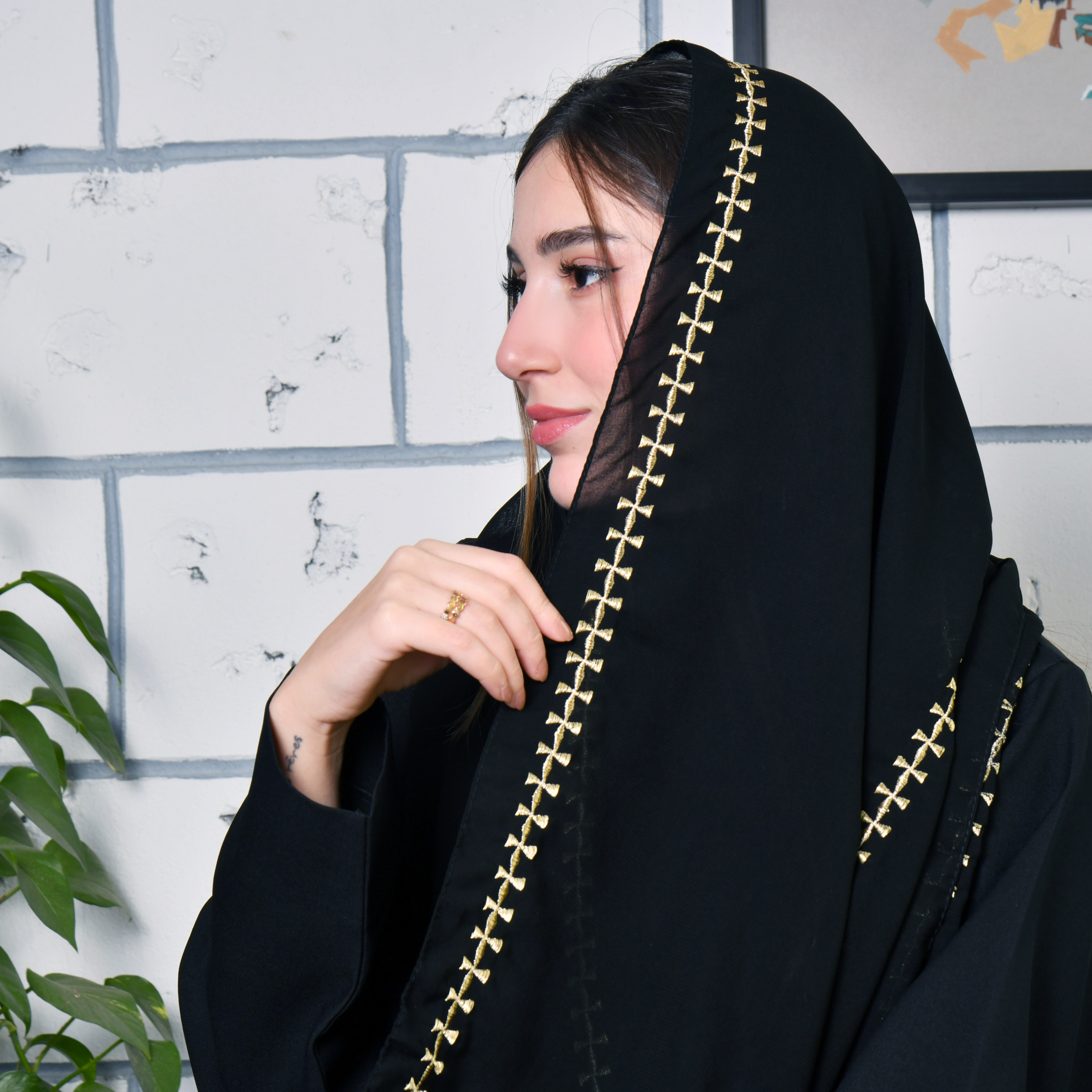 طرحة حرير سوداء مع تطريز ذهبي تقليدي