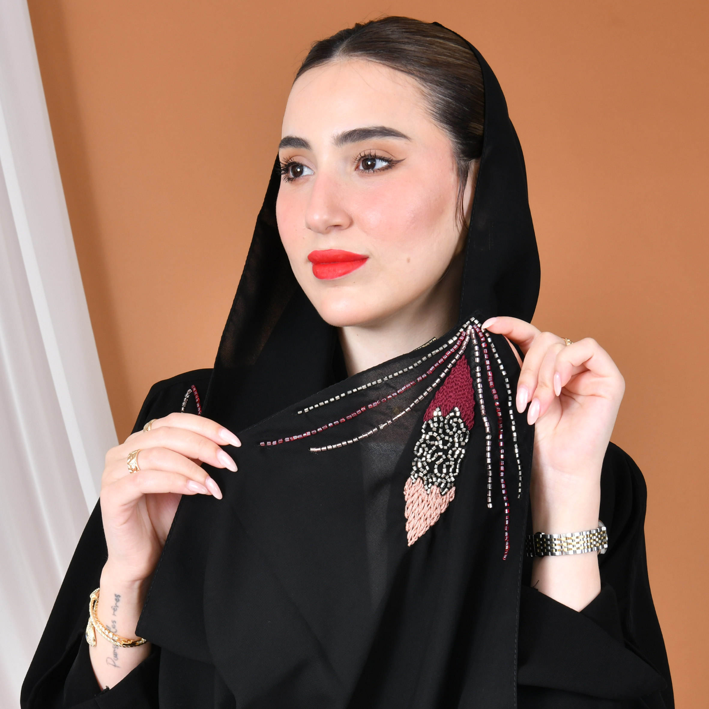  عباية لف سوداء بقصة انسيابية مزينة بشك وتطريز فخم جانب العباية 
