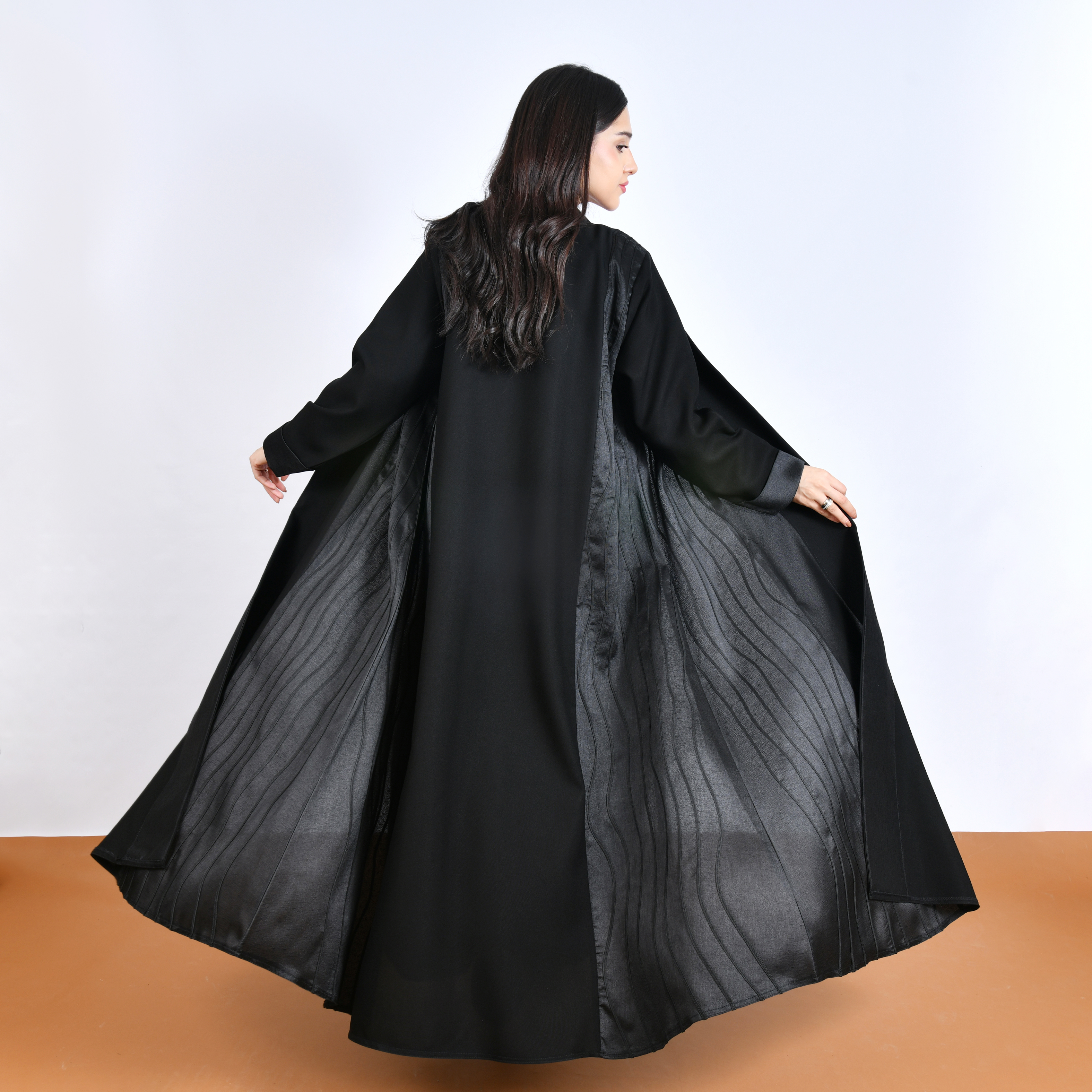  عباية ‎عباية سوداء أنيقة بتصميم نص كلوش ‎مميزة بدمج قماش جاكار منقش على الجوانب والأكمام 