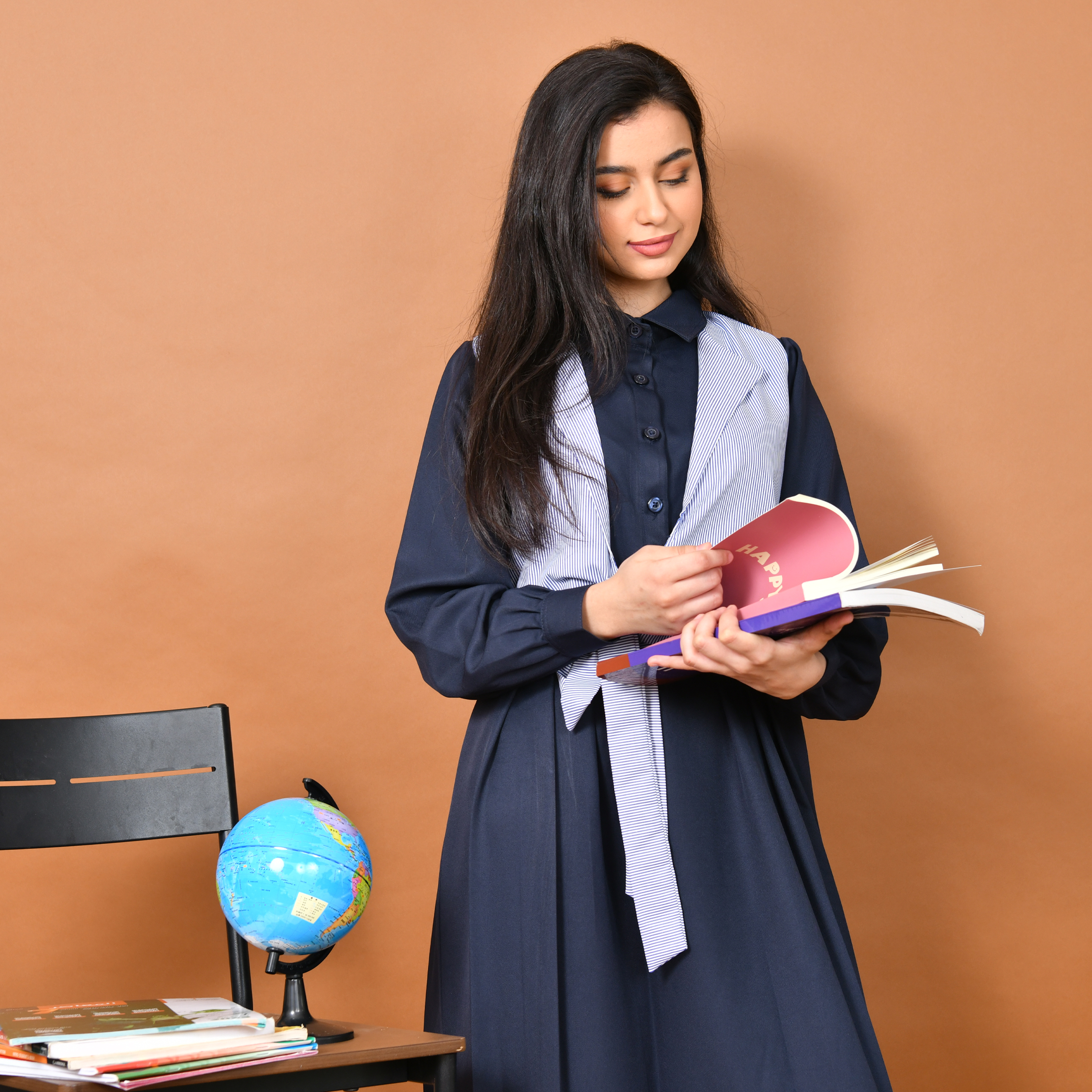  مريول أنيق بأكمام طويلة وياقة رسمية مرفق مع فيست مخطط بربطة لإطلالة عصرية ومميّزة- ثانوي(كحلي) 