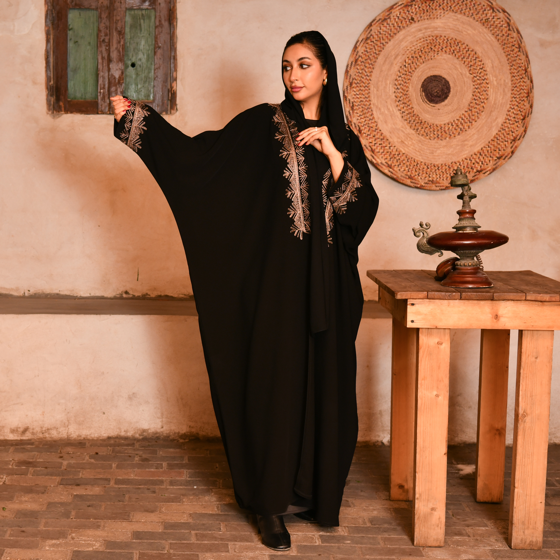  عباية بشت لف بتطريز نقوشات السدو المدموجة بالثقافة العسيرية باللون النحاسي الماع 