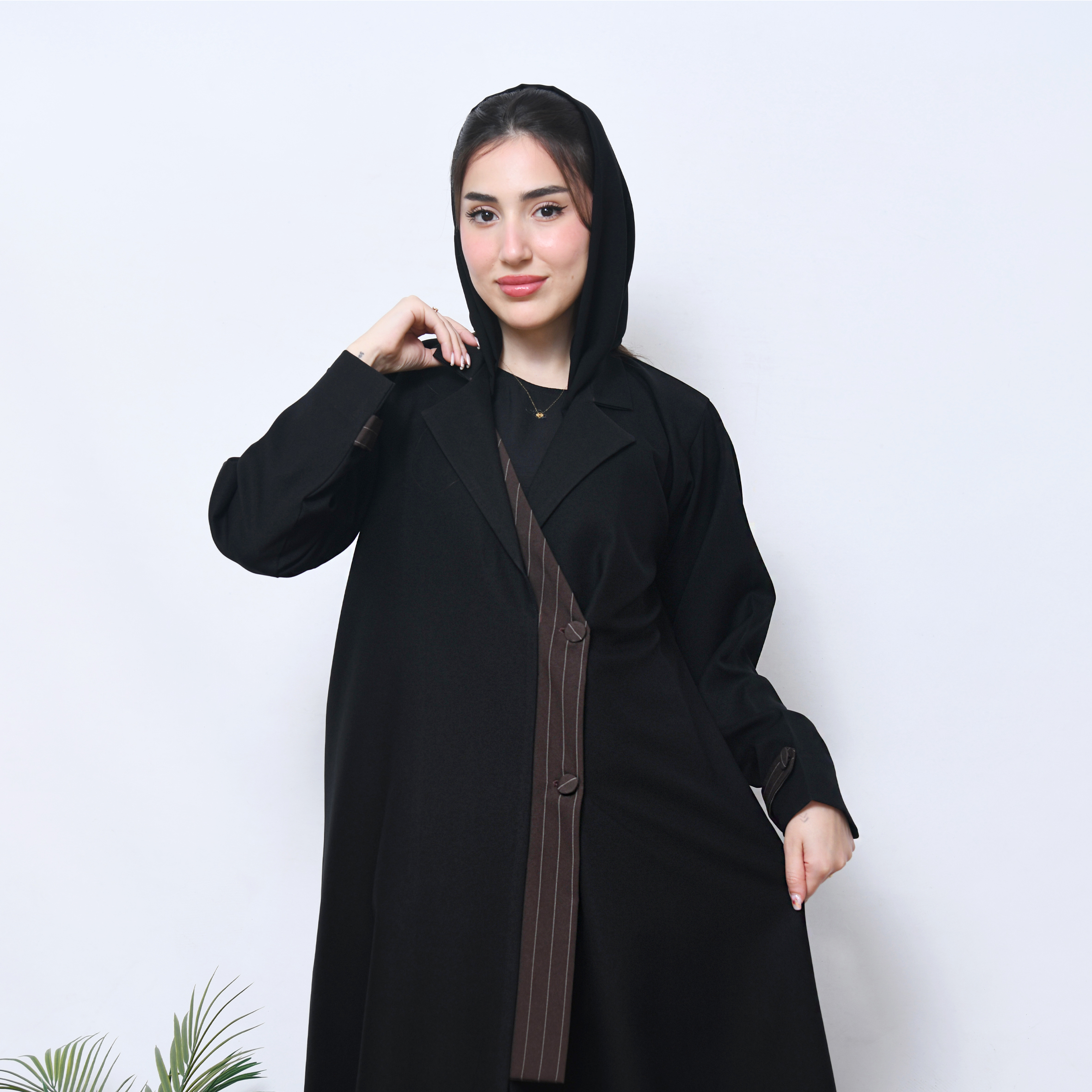  عباية بتصميم بليزر مميز بتداخل الكريب المقلم باللون البني  