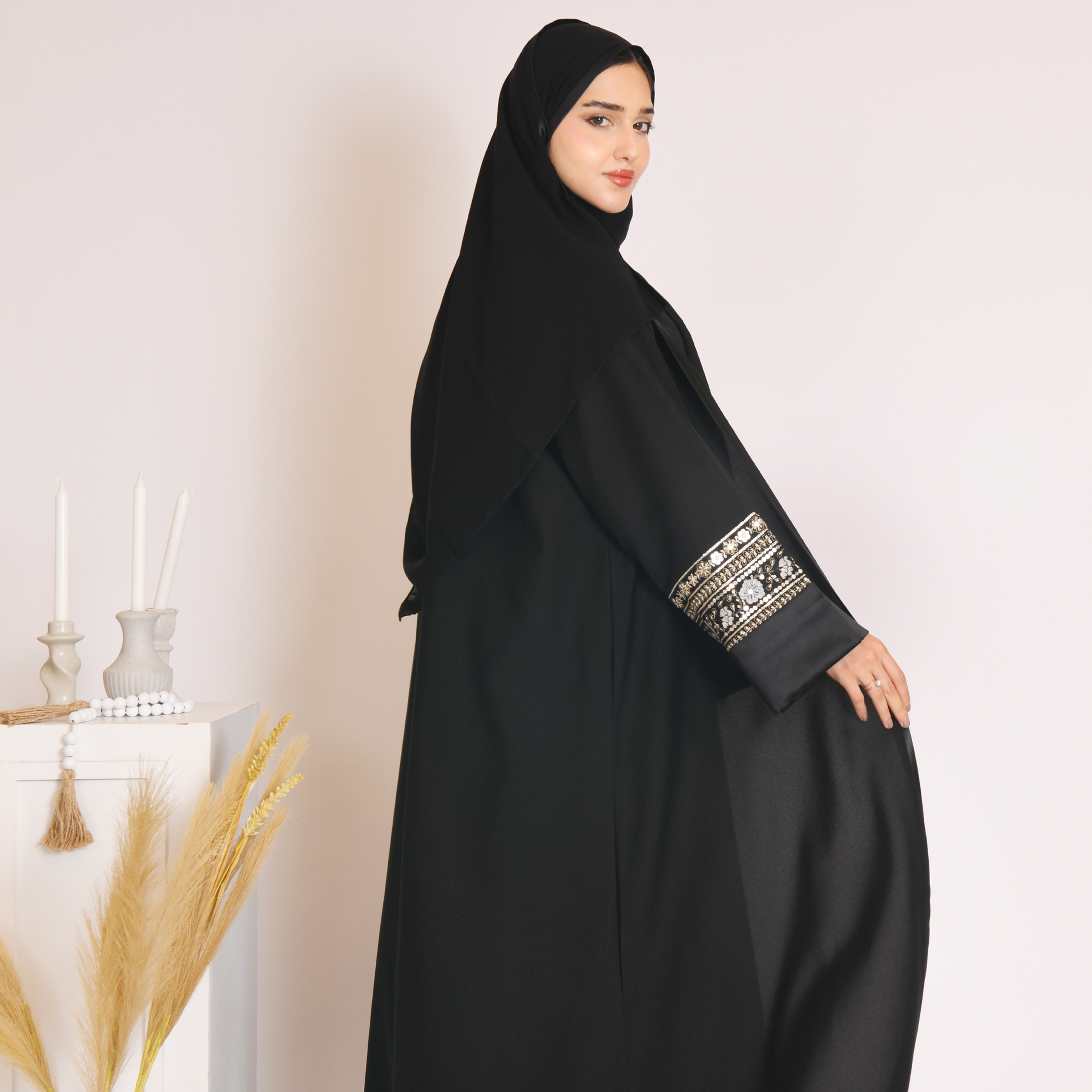  عباية لف سوداء بكلفة زاهية على الاكمام الدبل 