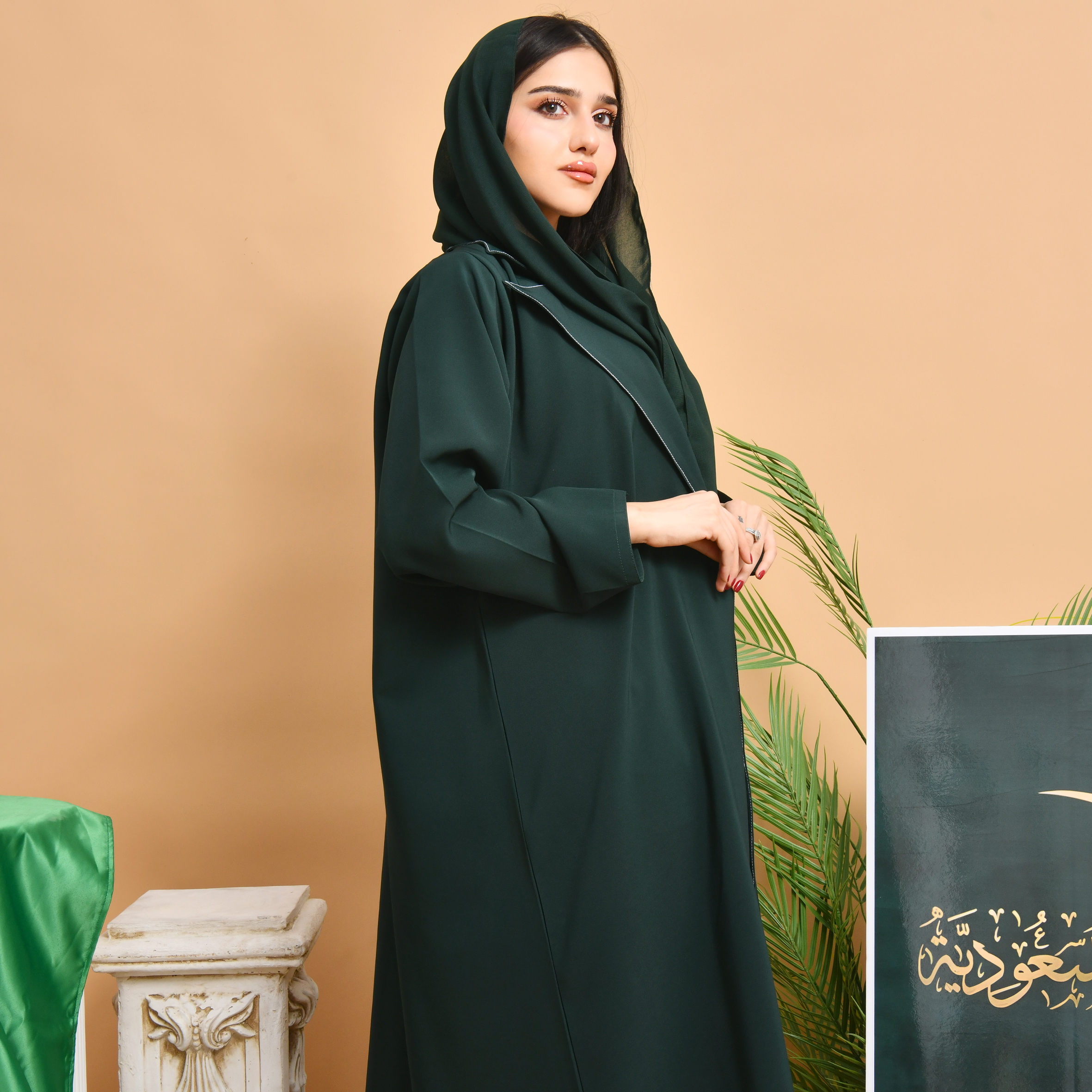  عباية بتصميم بليزر ربع كلوش بتطريز ابيض على الياقة  