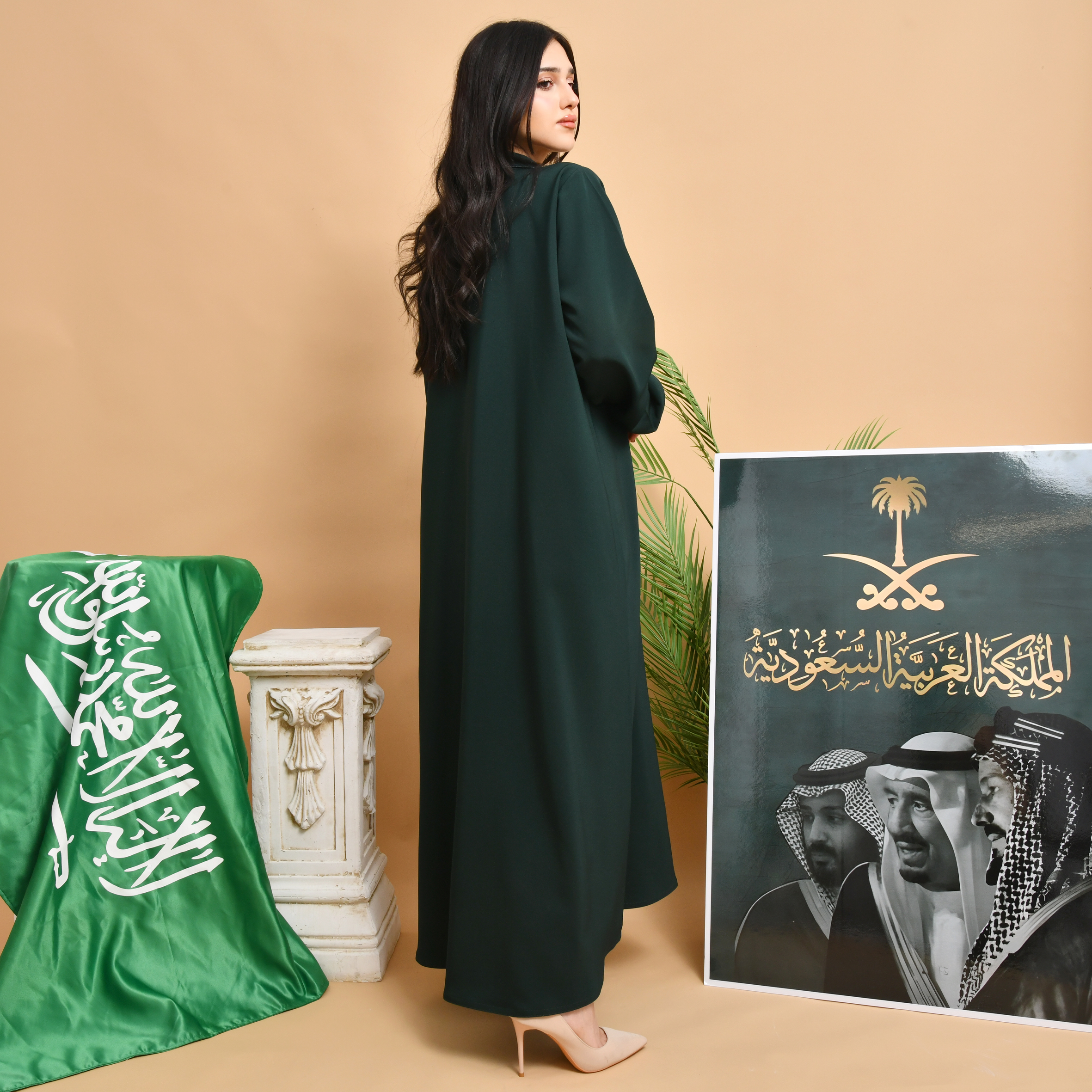  عباية بتصميم بليزر ربع كلوش بتطريز ابيض على الياقة  