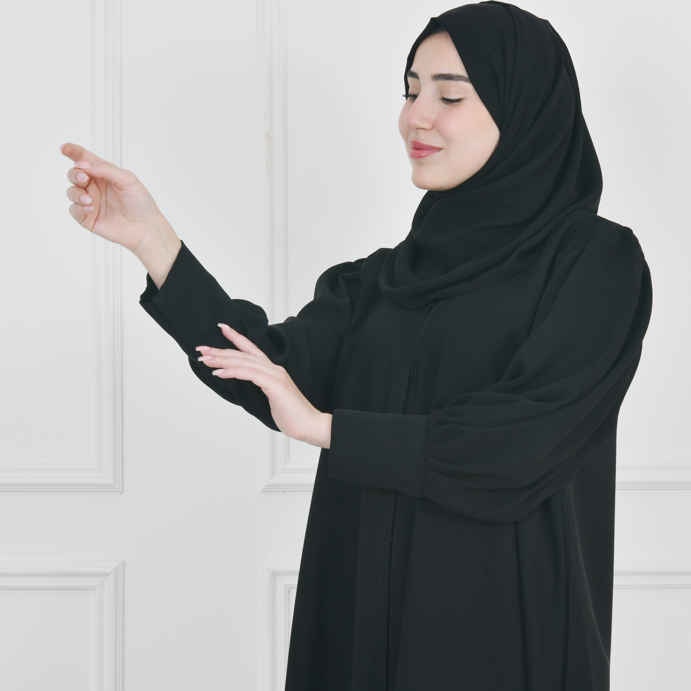  عباية سوداء ربع كلوش بأكمام عملية ضيقة تغلق بطقطق 