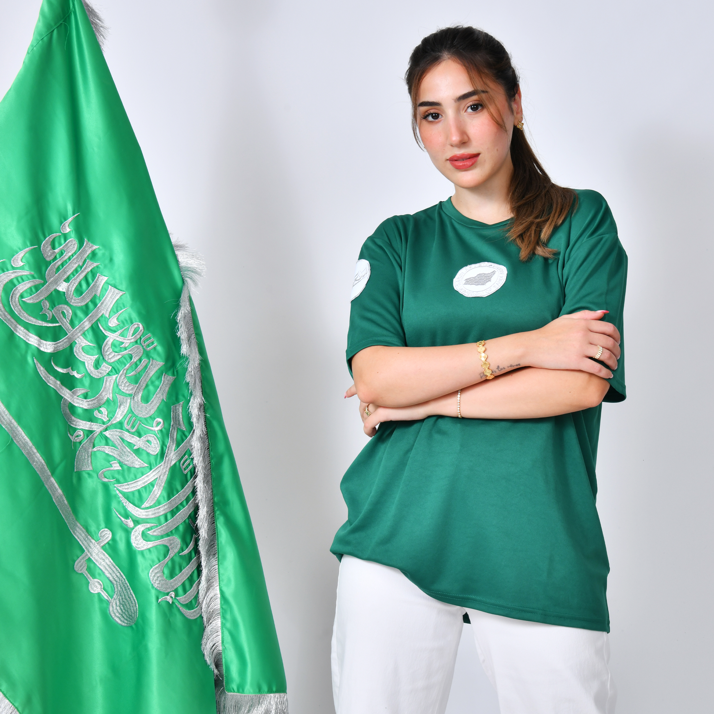  تيشيرت أخضر بتطريز شعار خريطة المملكة مع  شعار سعودية على الاكمام   