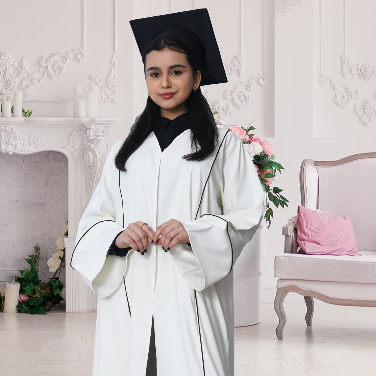  زي تخرج عباية اوف وايت مع وشاح وكاب اسود سادة  