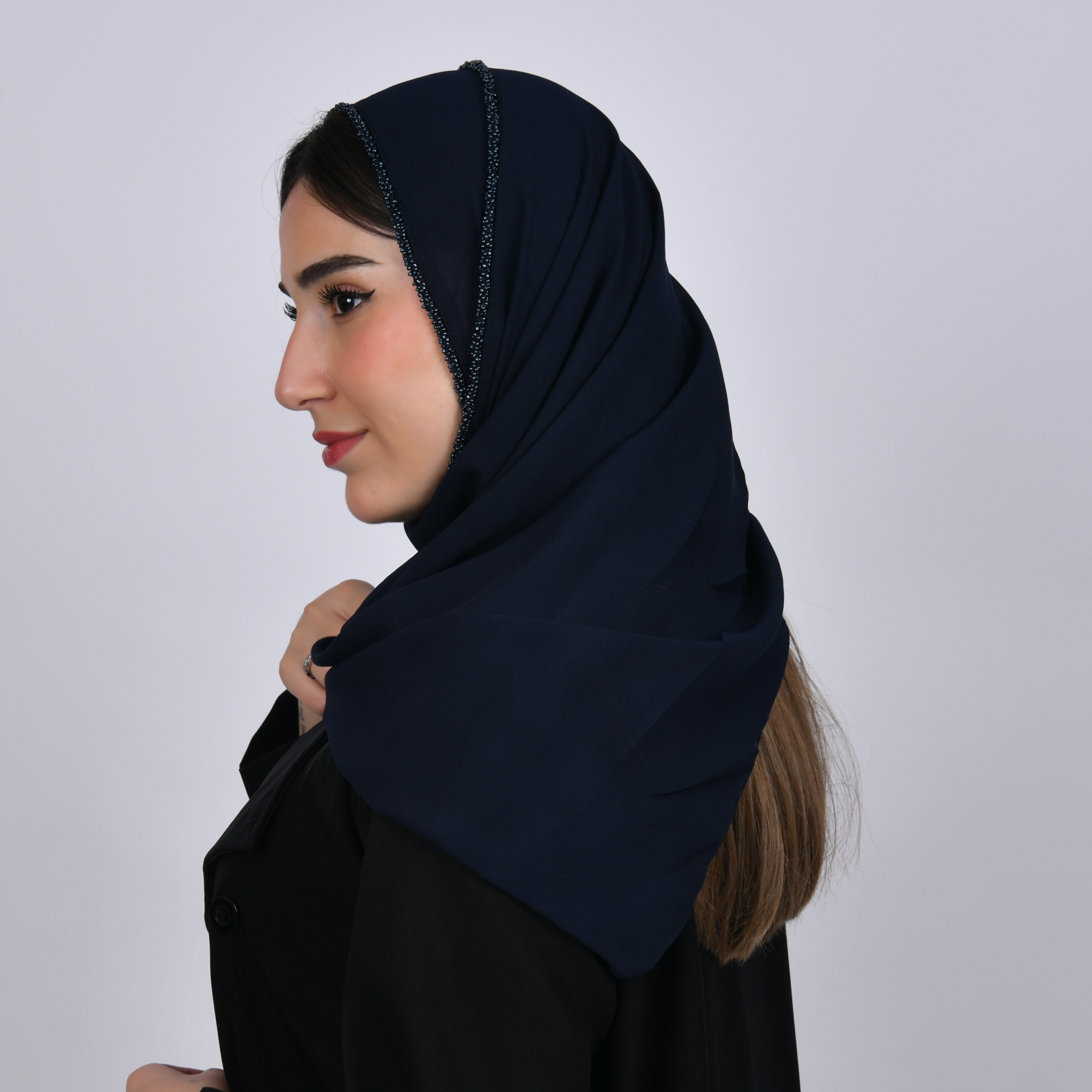  طرحه حرير سوداء مزينه بخط كرستال  ناعم على حواف الطرحه 