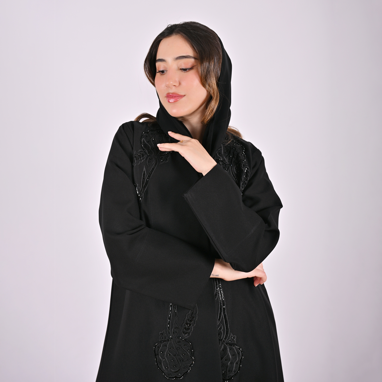  عباية روزا سوداء مزينة بشك وتطريز راقي 