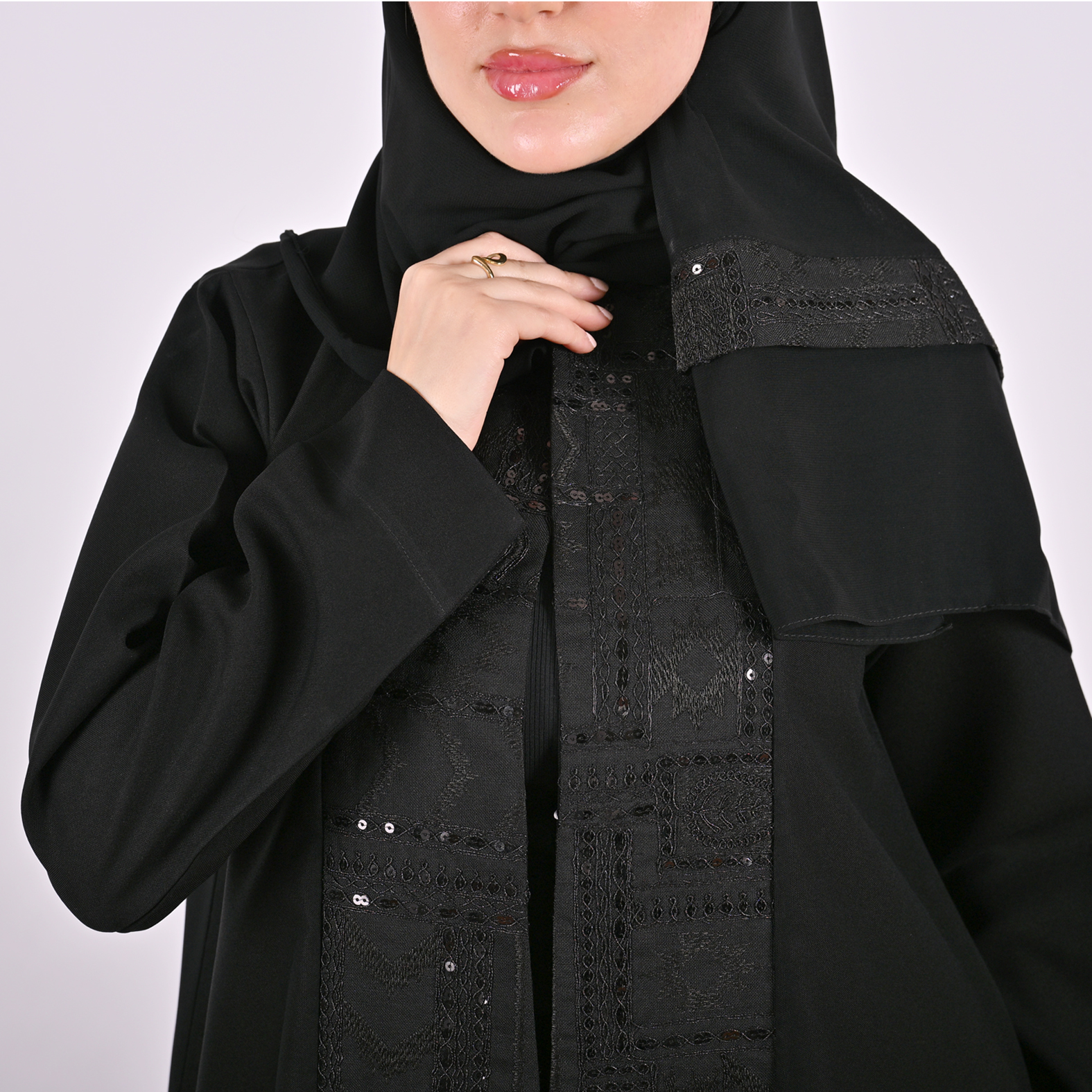  عباية لف سوداء مزينة بكلفة براقه على الواجهة 