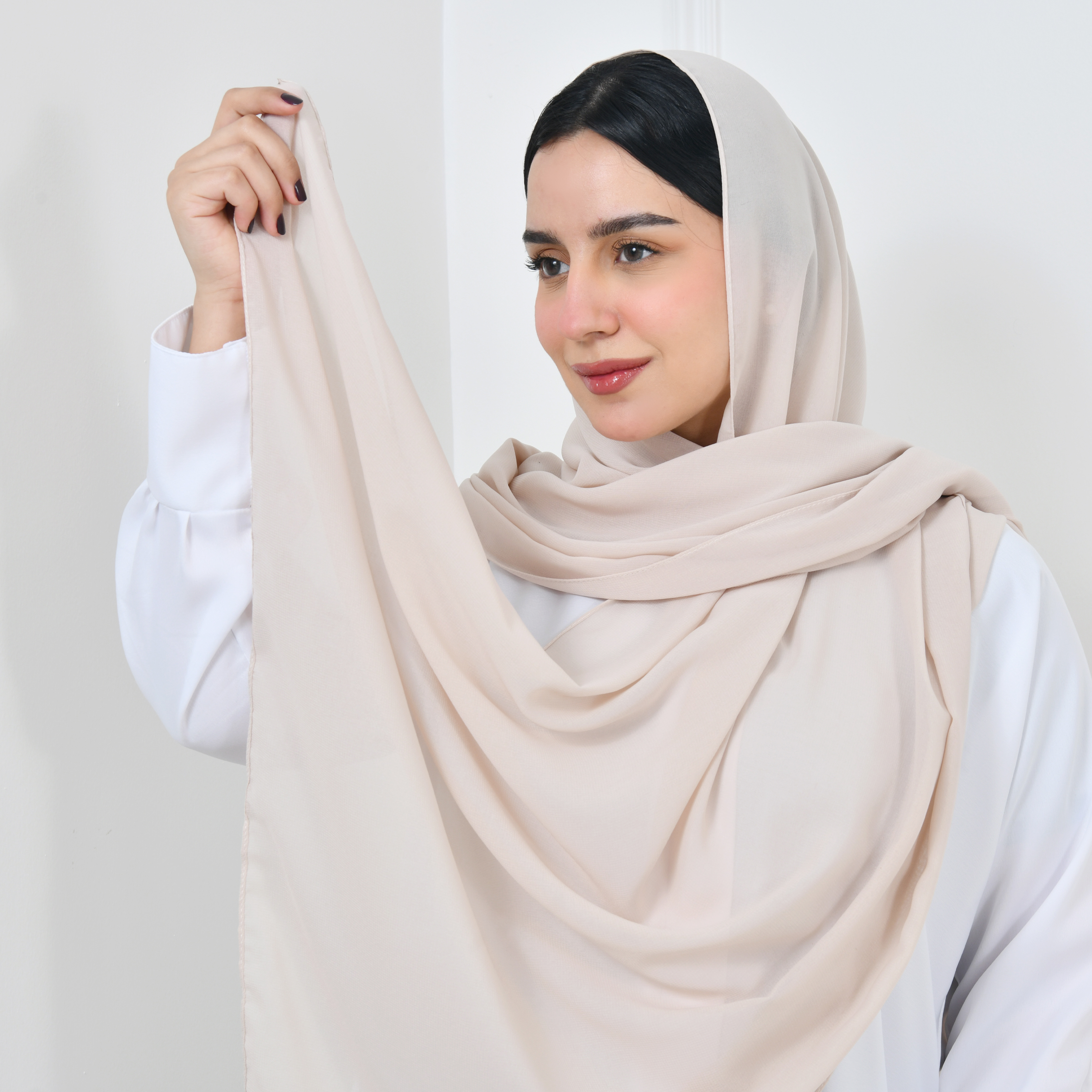  طرحه حرير باللون البيج الفاتح 