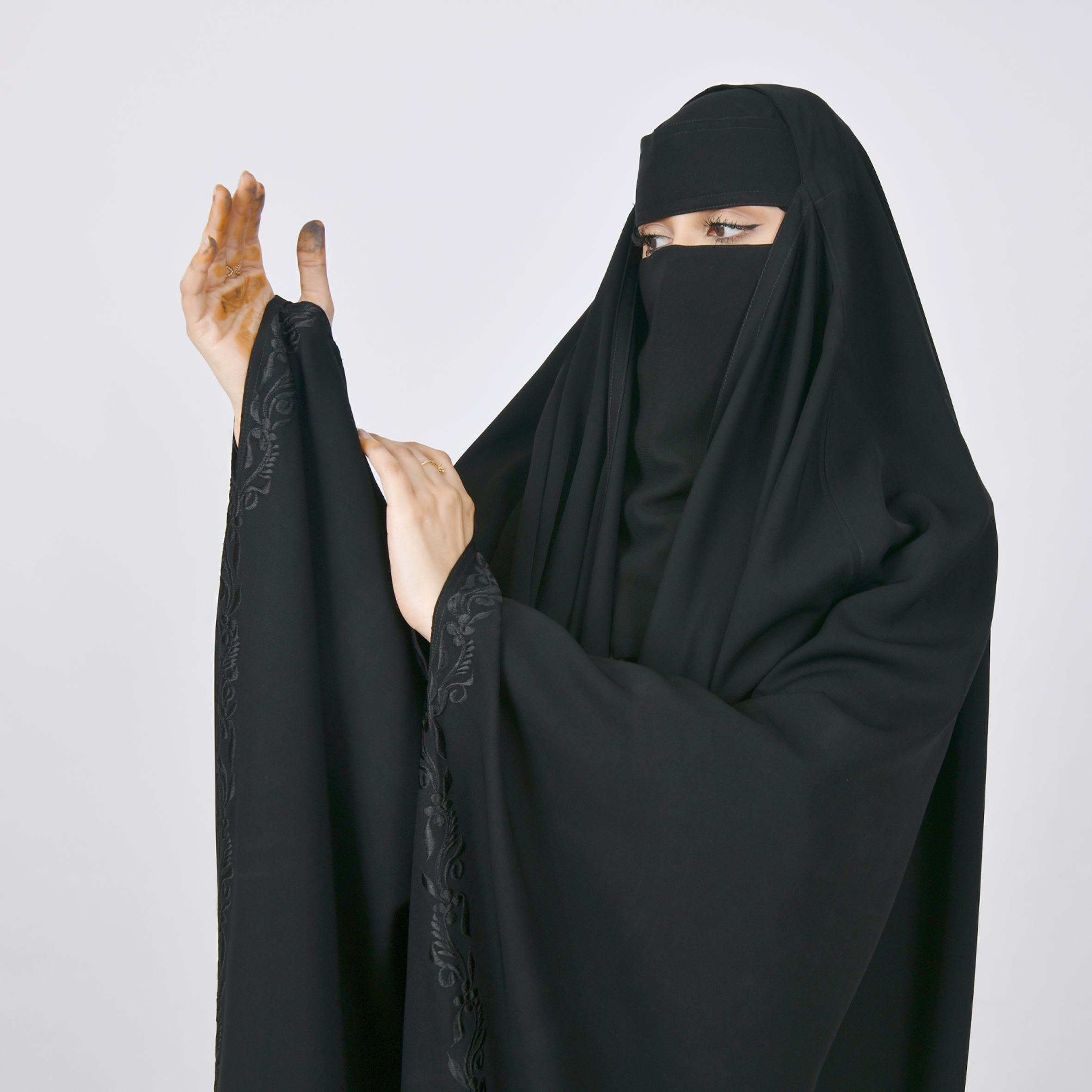  عباية رأس لف موديل فراشة بفتحة اصبع وتطريز ناعم على جانبي الاكمام    