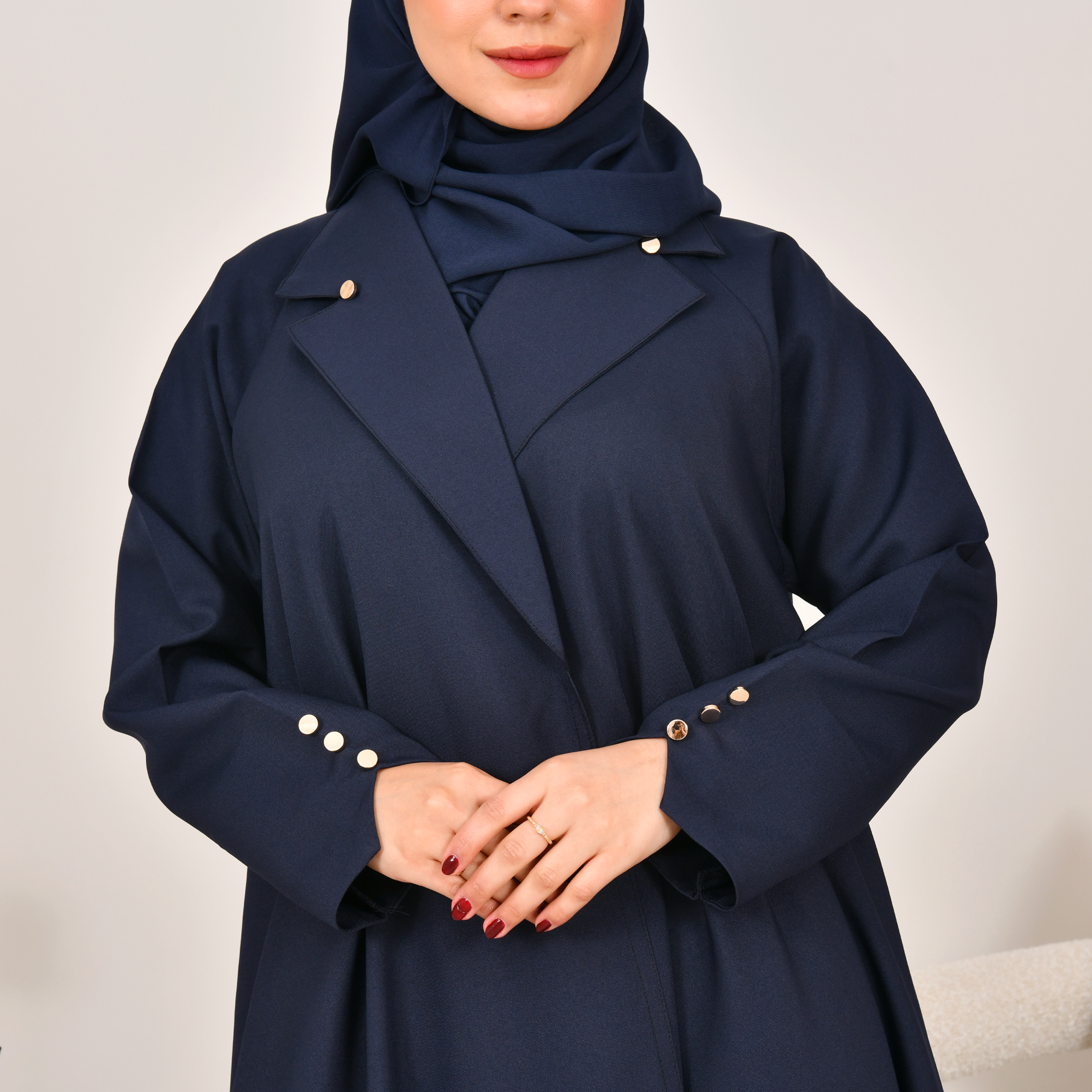 عباية بقصة رسمية كلوش بااللون الكحلي مزينة بأزرار ذهبية 