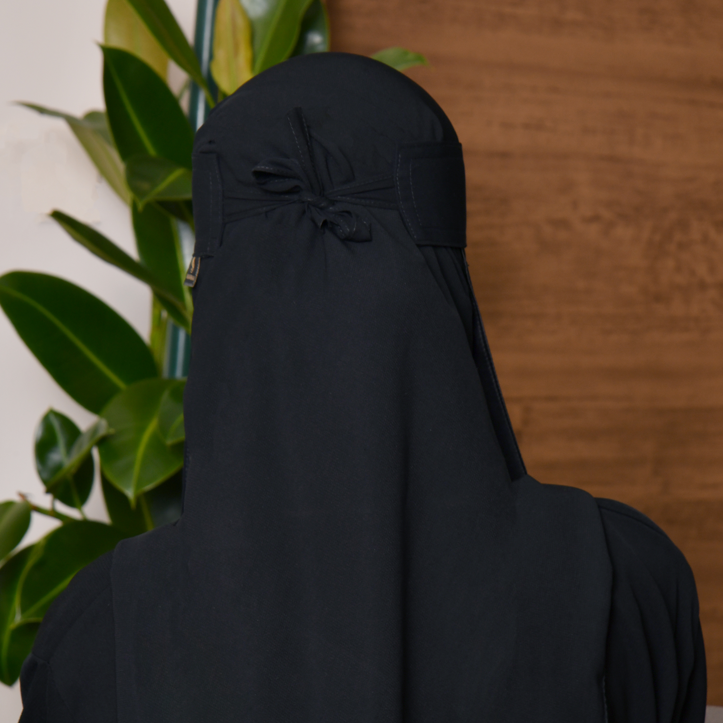  نقاب قصير مع بطانة حرير بمطاط واحد ورباط اغلاق بلوقو 