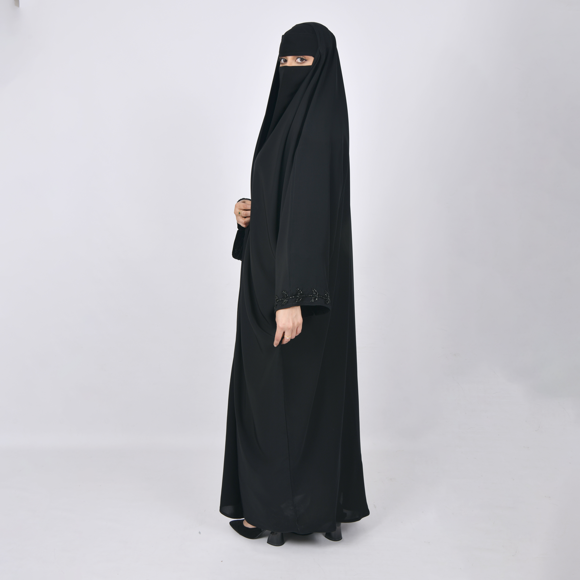  عباية رأس لف بأكمام واسعة مزينة بشك يدوي ناعم 