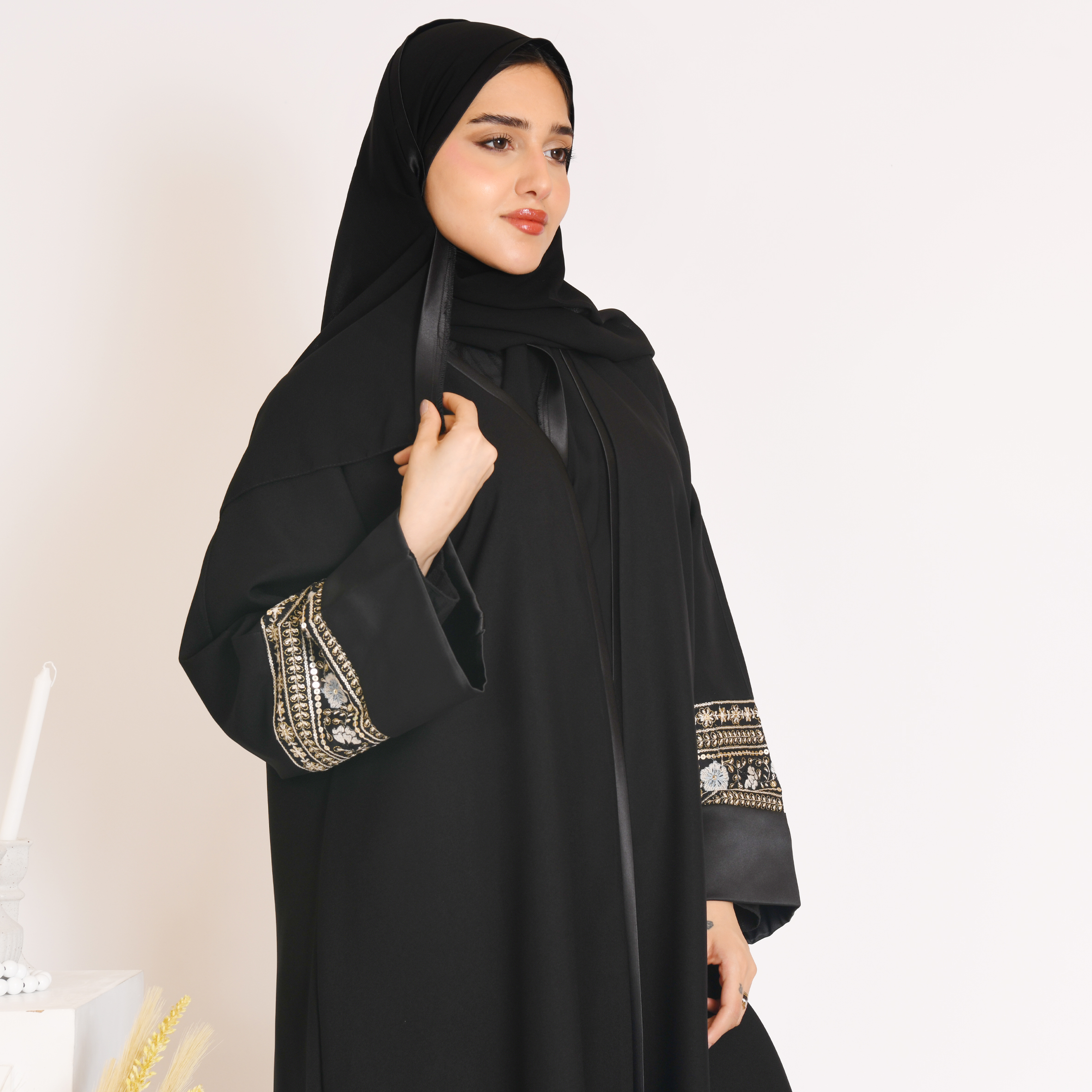  عباية لف سوداء بكلفة زاهية على الاكمام الدبل 