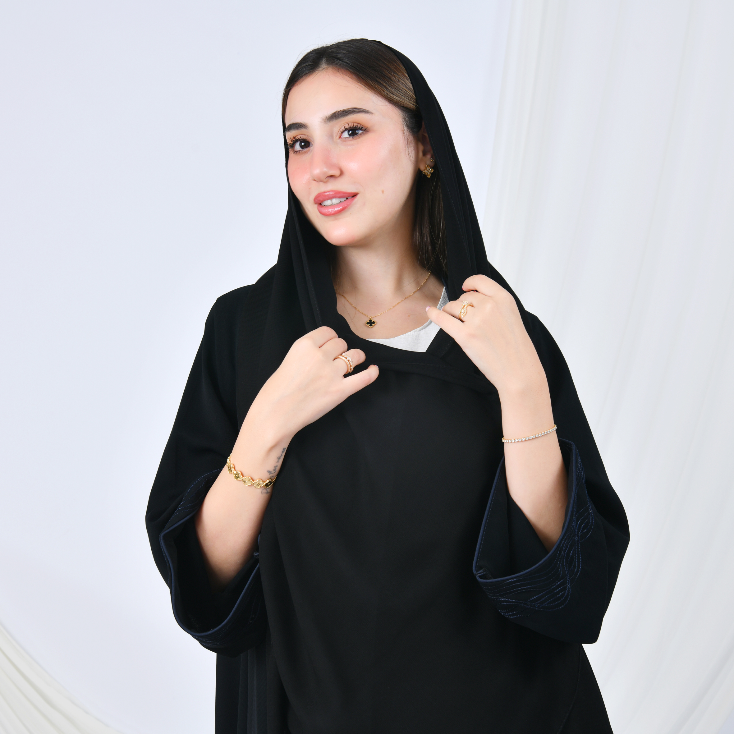  عباية كلوش فاخرة بتصميم بسيط وراقي وأكمام مطرزة بلون الكحلي مزينة بفصوص 