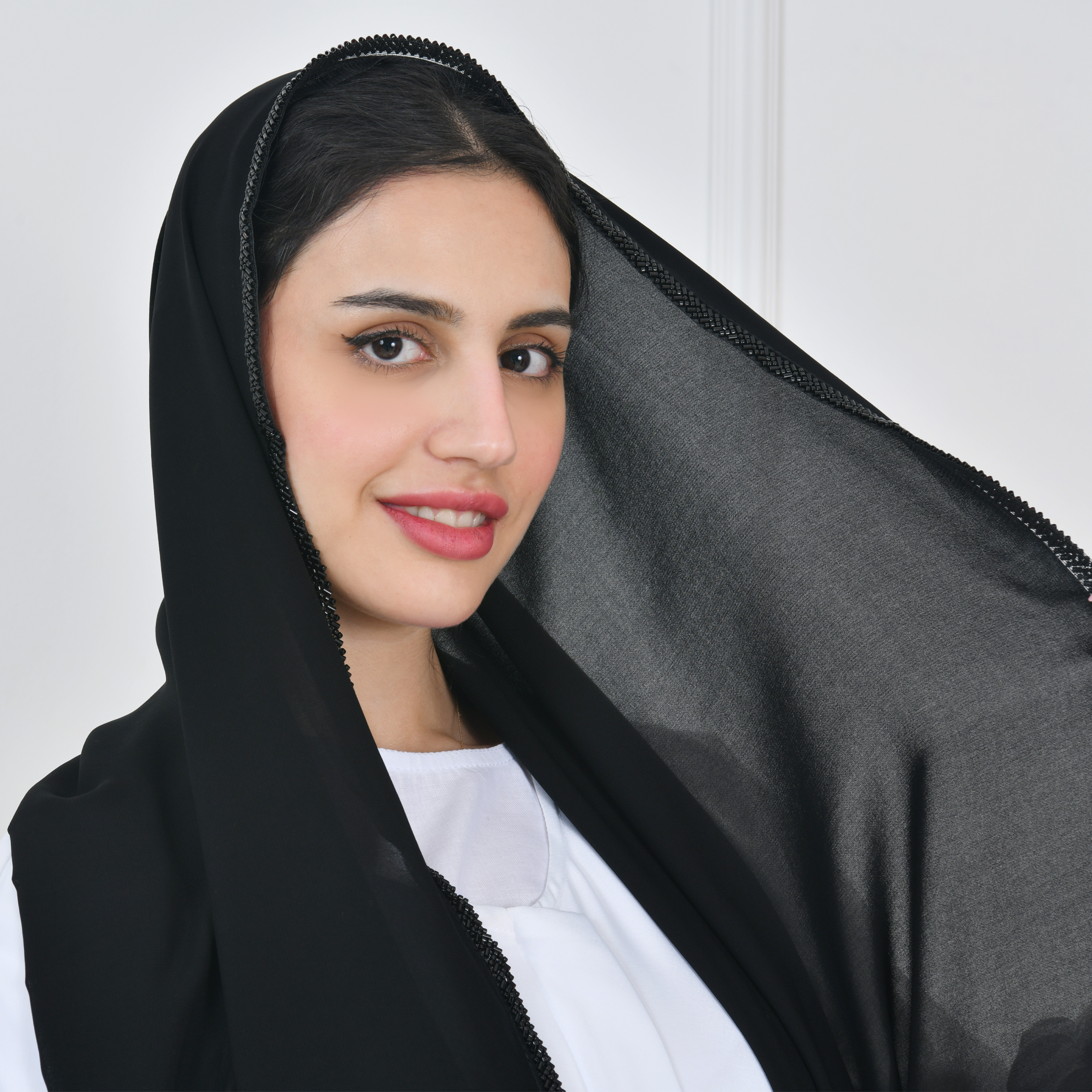  طرحه حرير بحافة مزينة بشك اسود انيق 