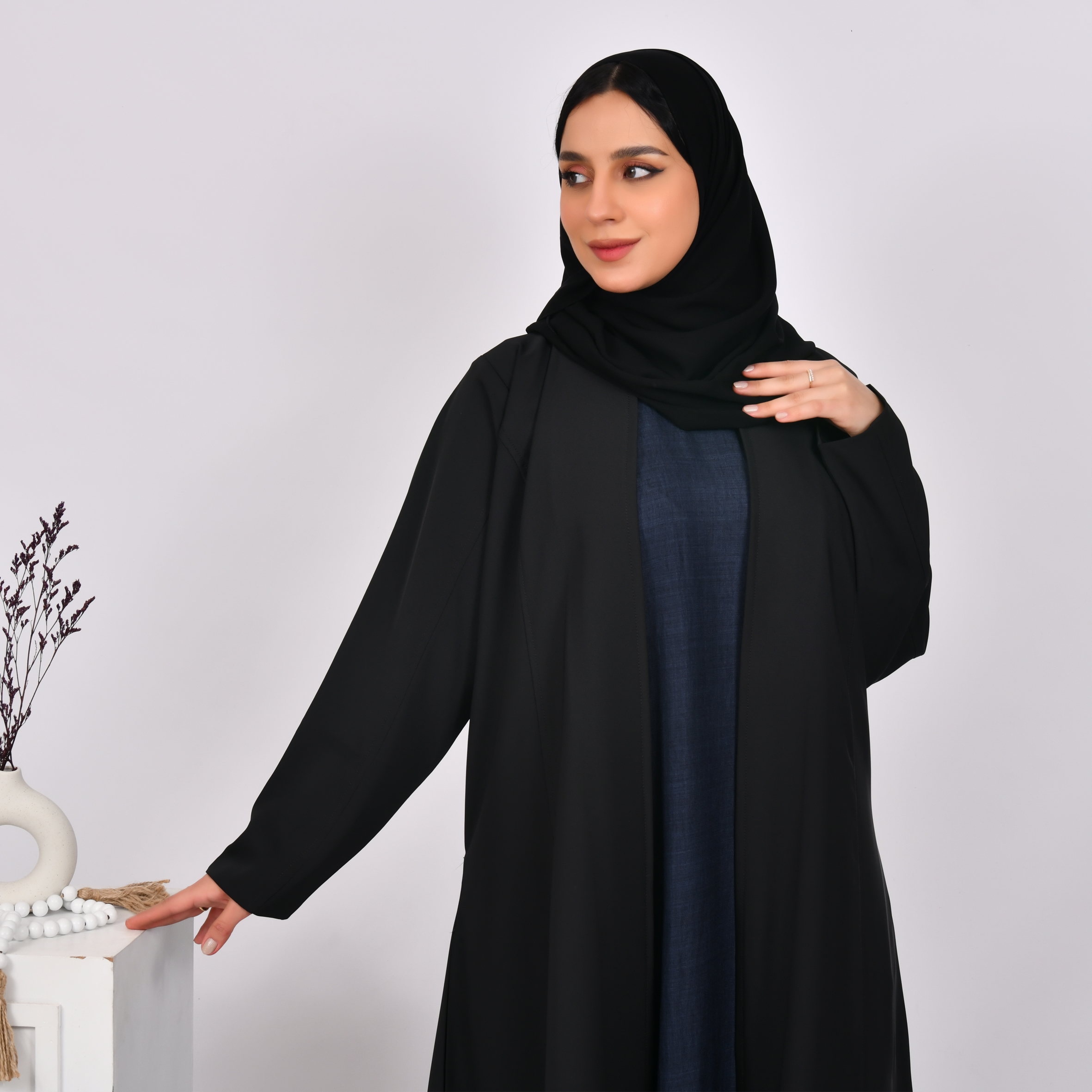  عباية لف سوداء ربع كلوش بخطوط تفصيلية مع جيوب جانبية مخفية 