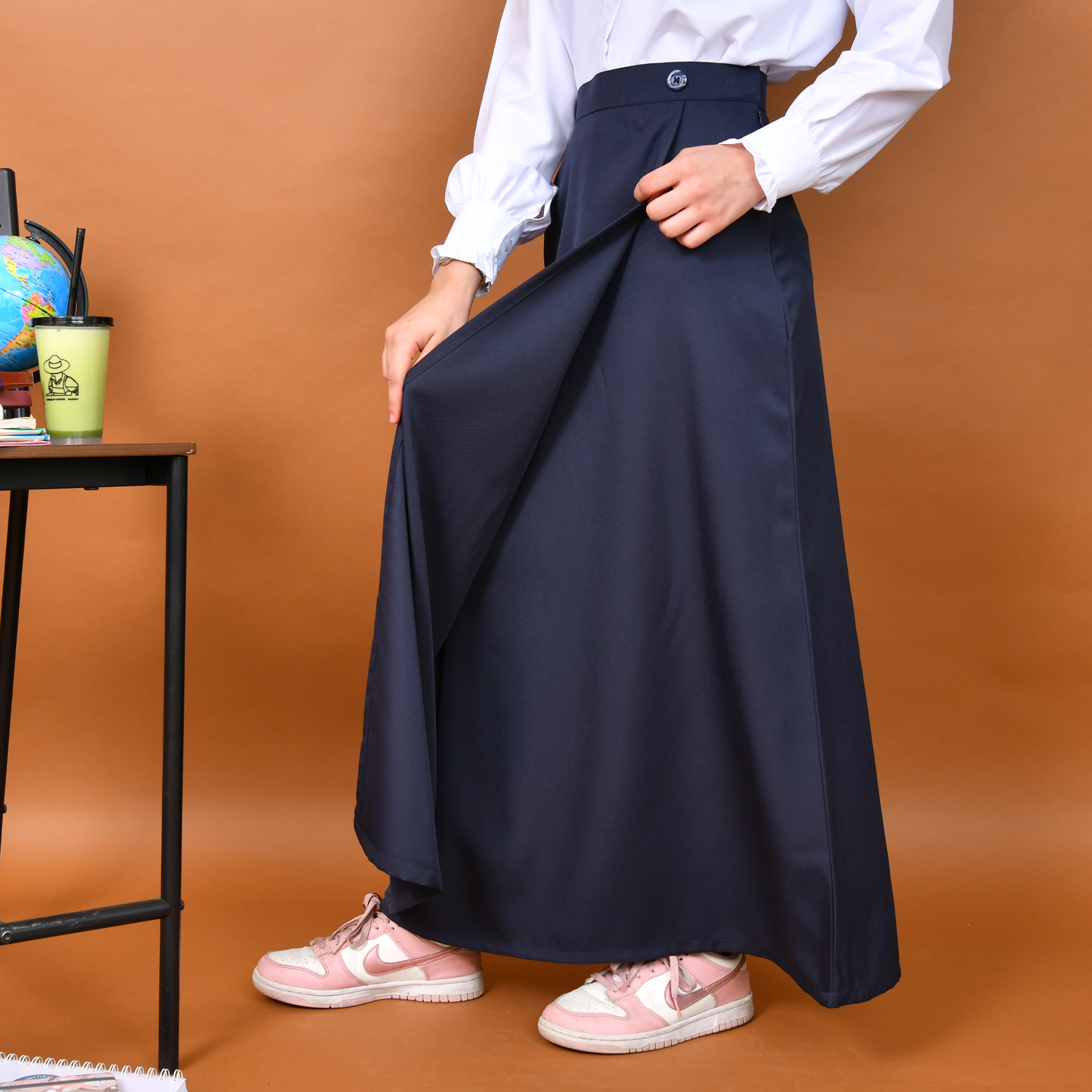  تنورة مدرسية أنيقة بتصميم مستقيم وخصر ثابت مزوّدة بجيوب جانبية للمرحلتين المتوسطة والثانوية 
