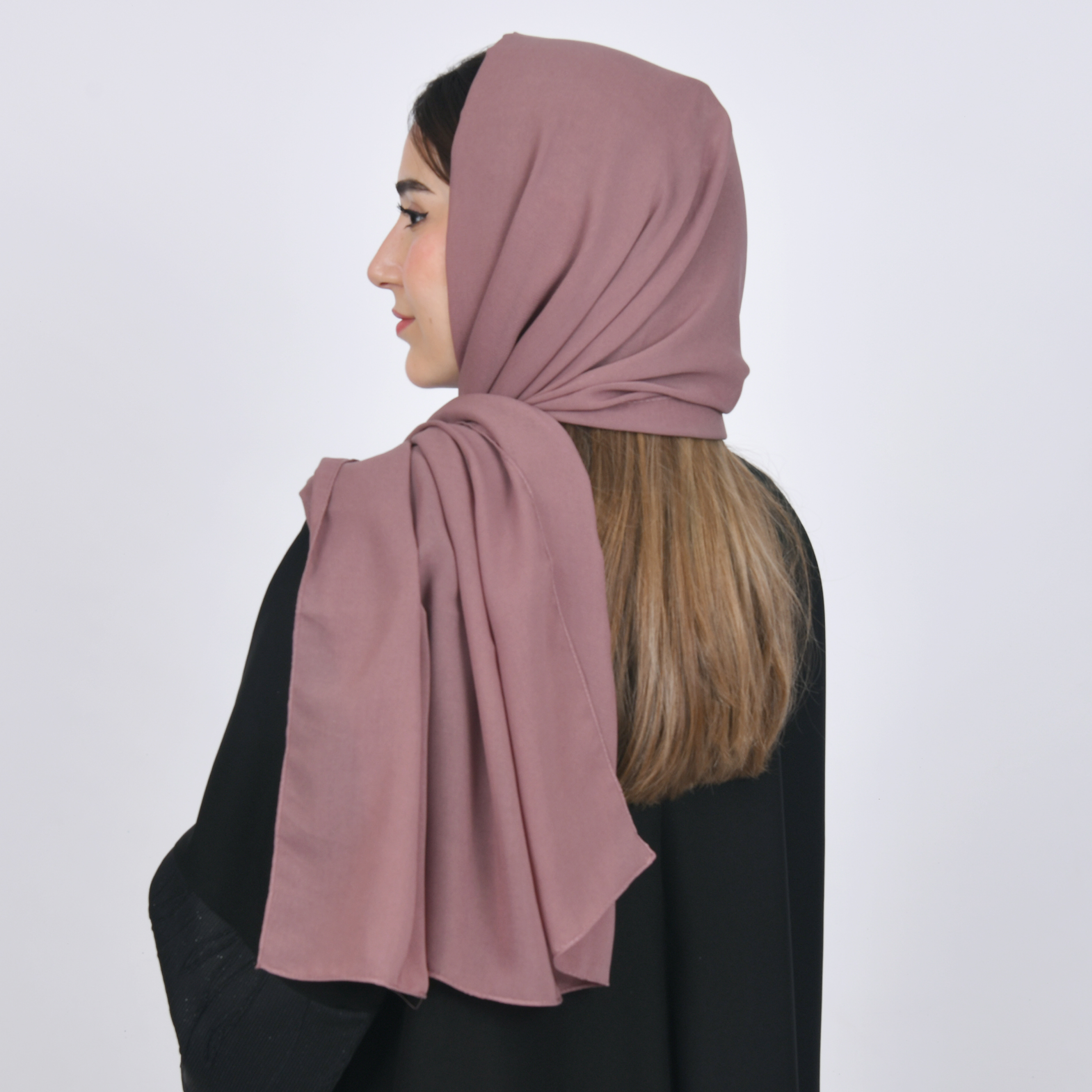  طرحه حرير بلون لحمي  