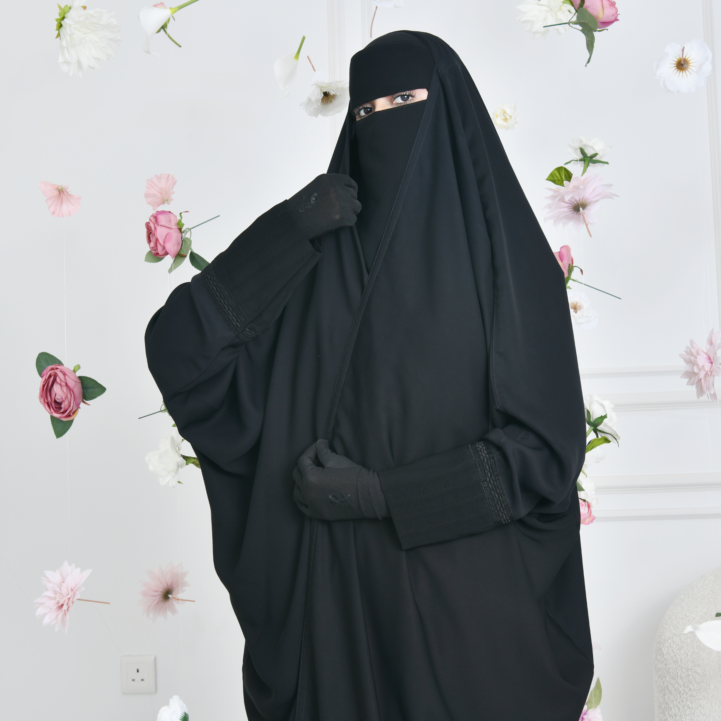  عباية راس بقصة واسعه لف بأكمام ضيقة مزينة بكلفة 
