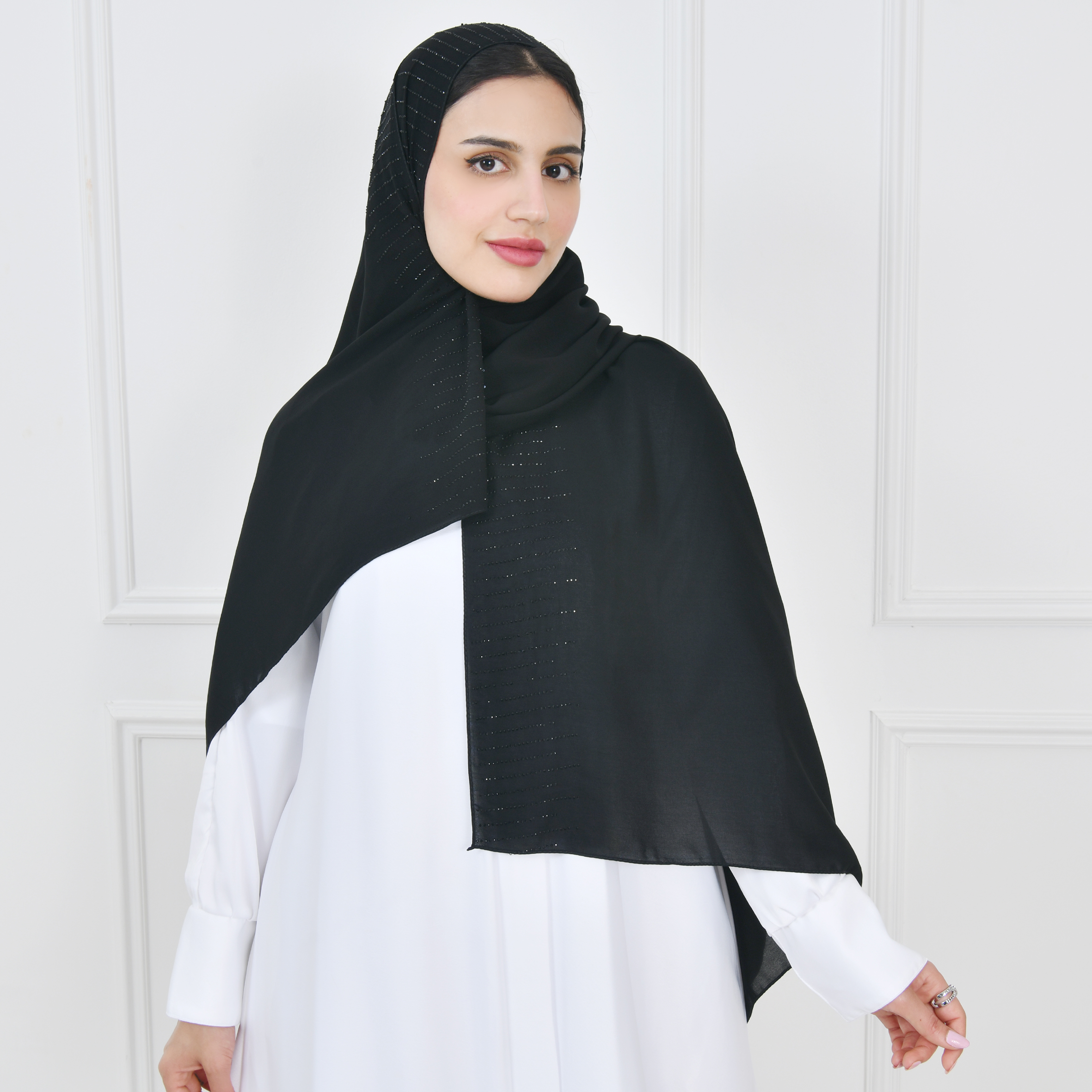  طرحه حرير بحافة مزينة  بالكريستال الأسود 