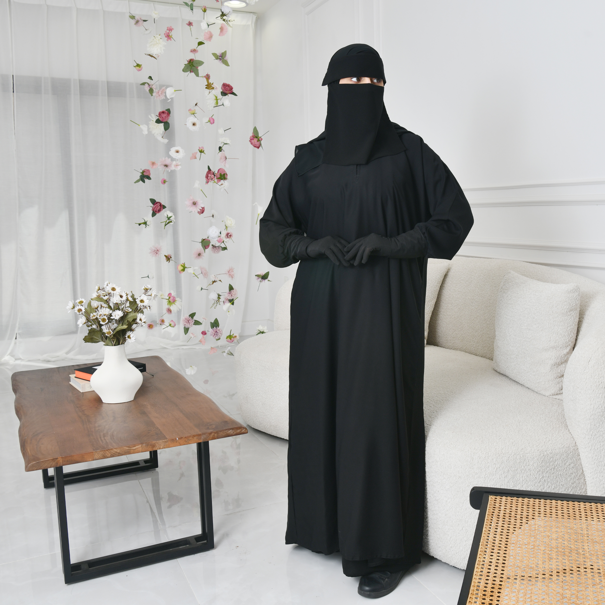  عباية كتف سوداء سادة مغلقة بطقطق من الاعلى واكمام زم ستريش 