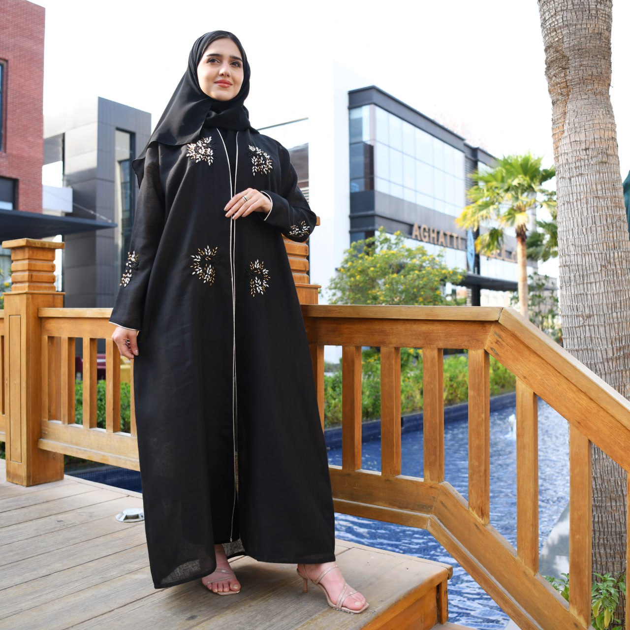  عباية لف باللون الاسود مزينة بشك بارز وقيطان على اطراف العباية والاكمام 
