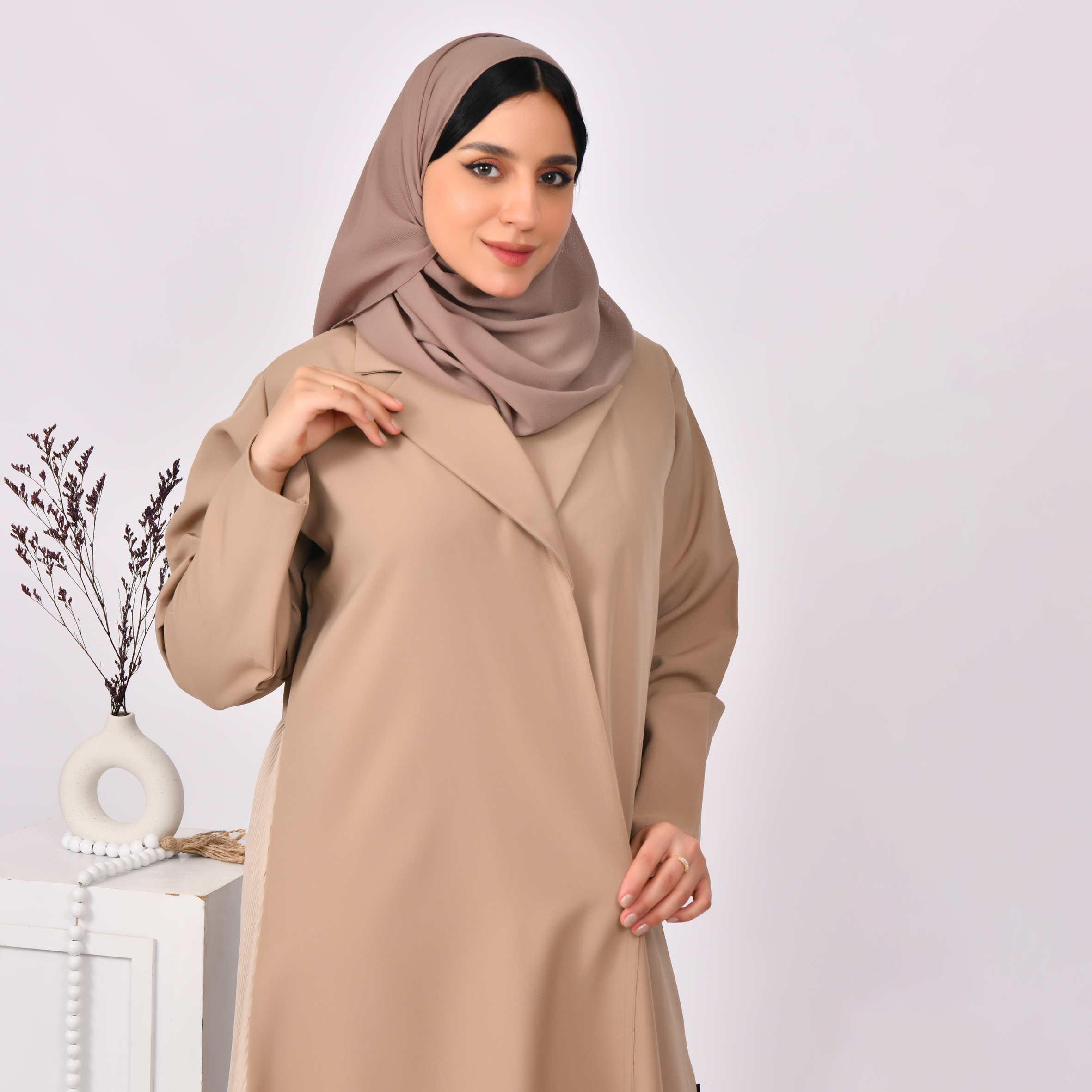  عبايةعباية بليزر باللون البيج الغامق  مع تداخل اللون البيج الفاتح   مع كسرات اسفل العباية  