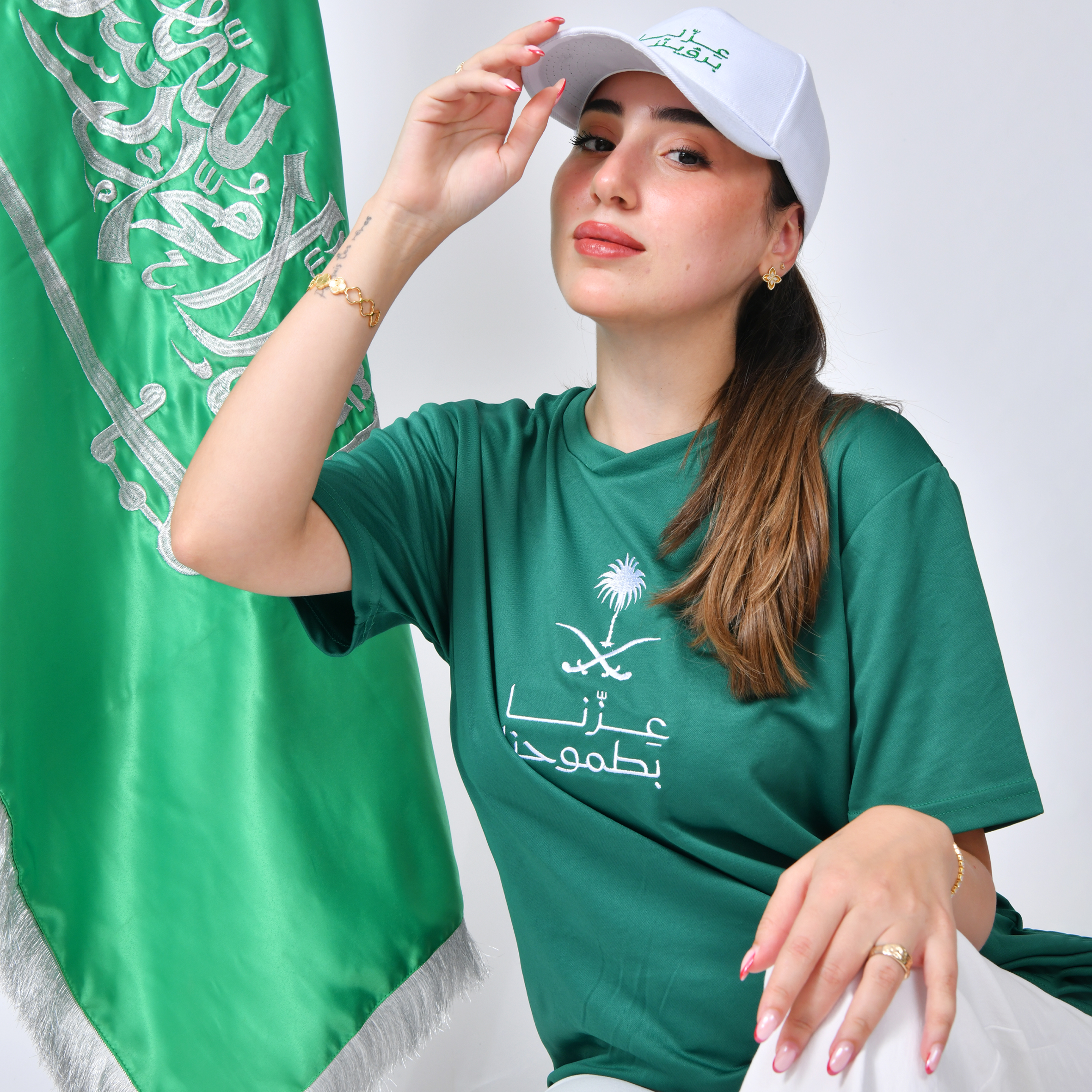  تيشيرت أخضر بتطريز شعار عزنا بطموحنا مع سدو من الخلف  